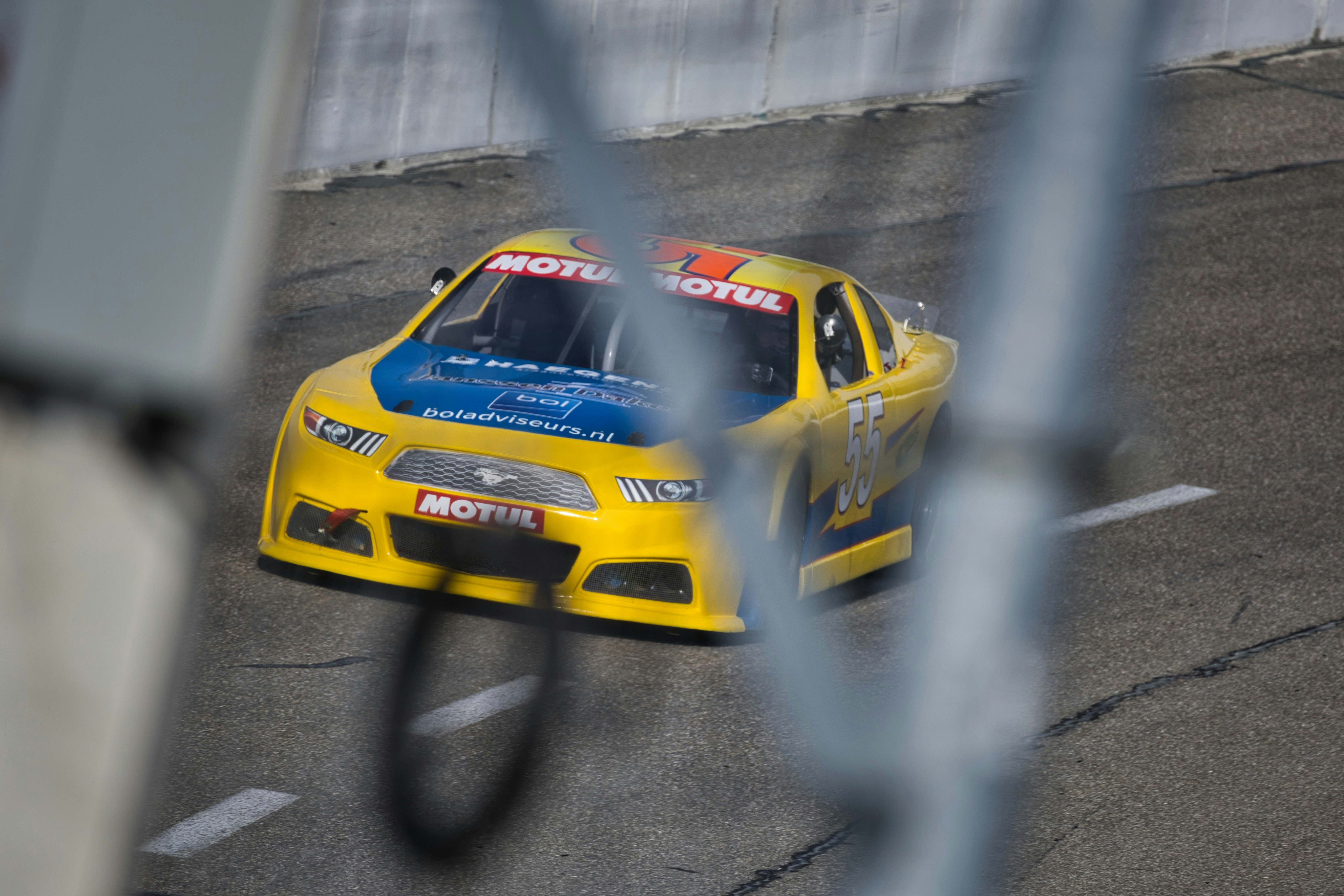 黄色いレーシングカーがコースを猛スピードで走ります。