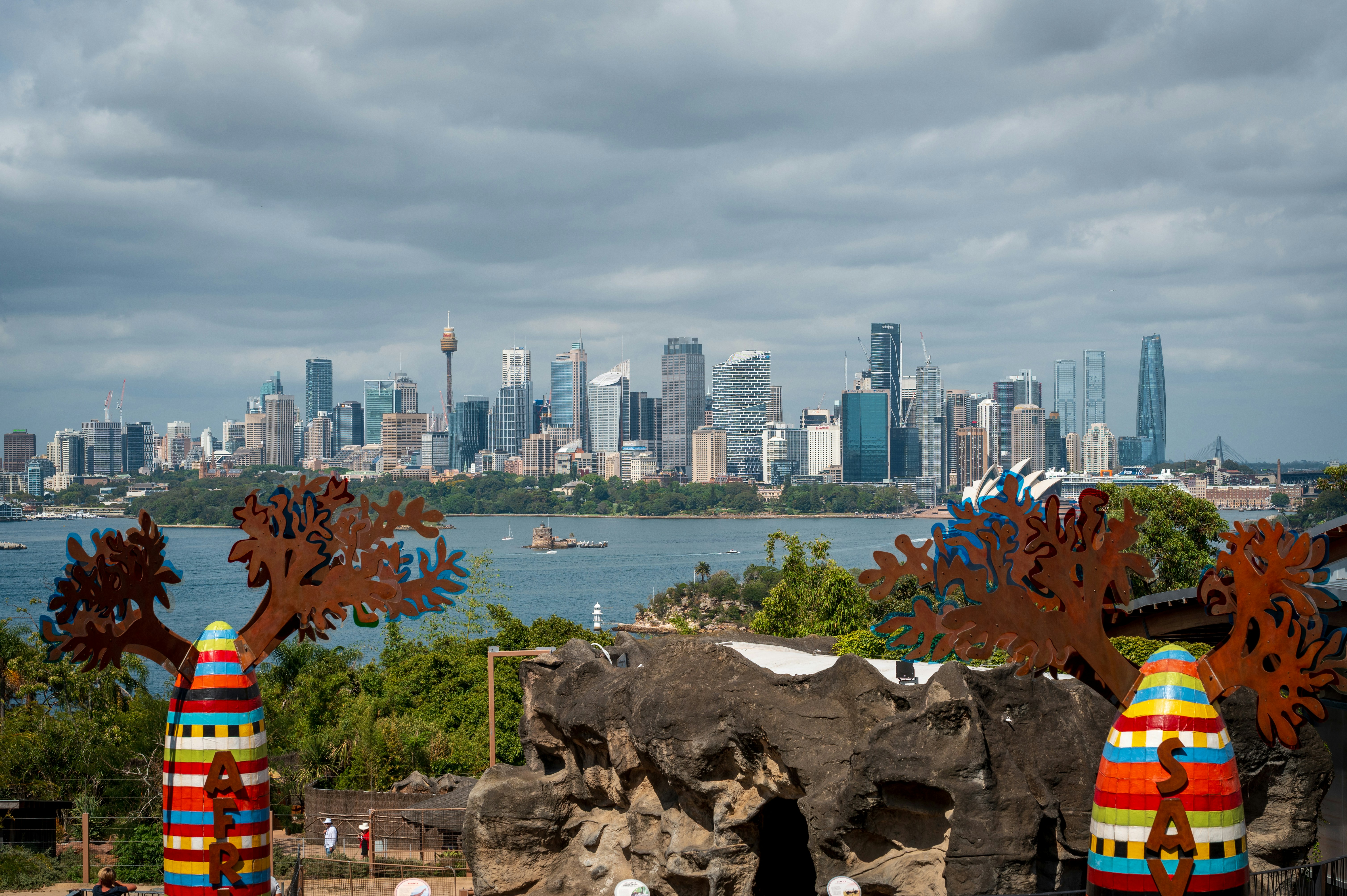 Skyline cittadino attraversato una baia con sculture decorative