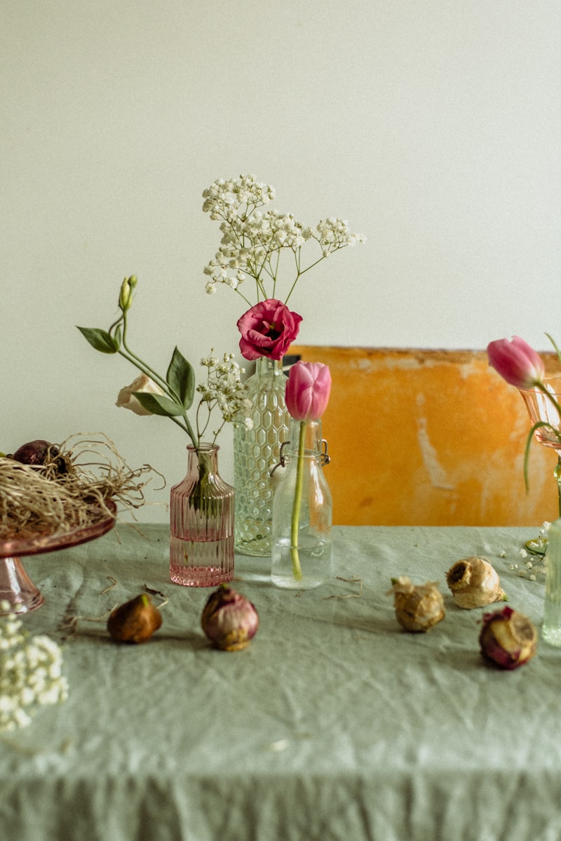 Blumen in Glasvasen auf einem Tisch