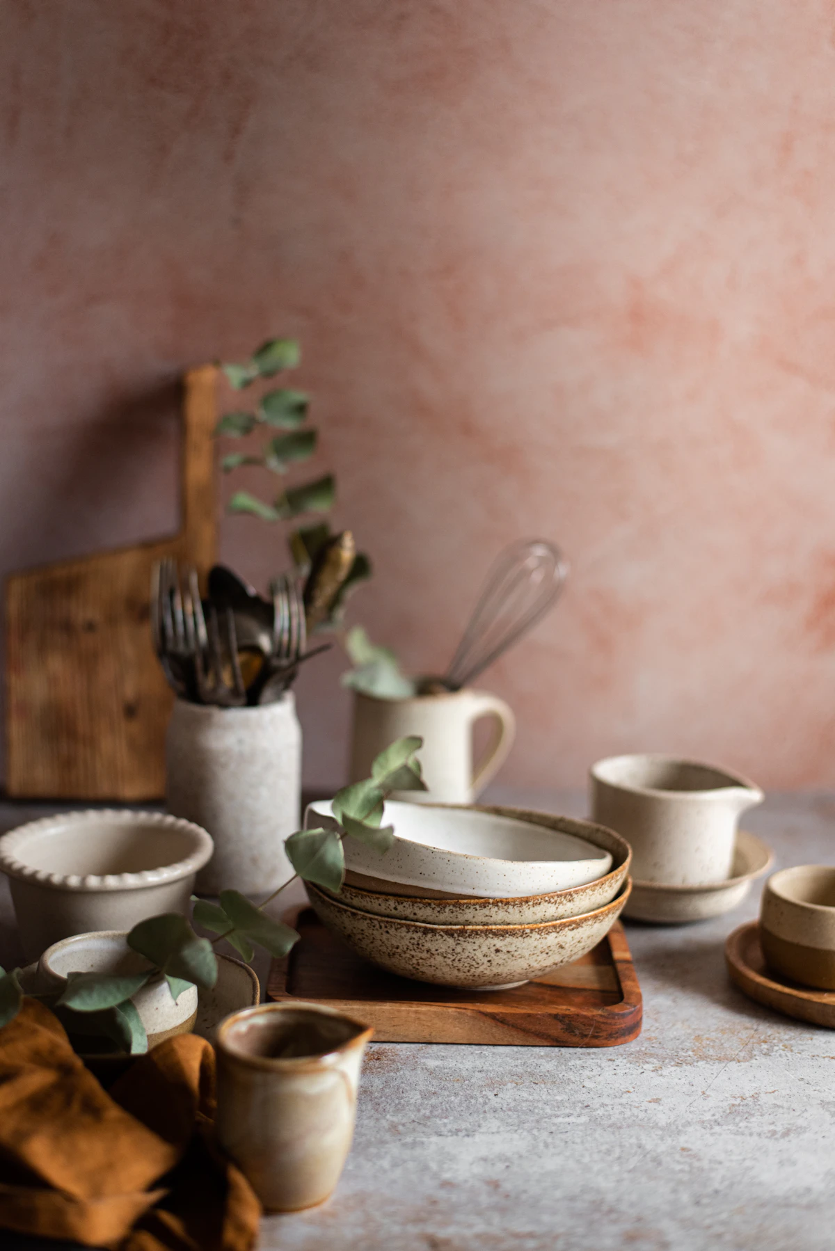 Utensílios de cozinha em tons neutros