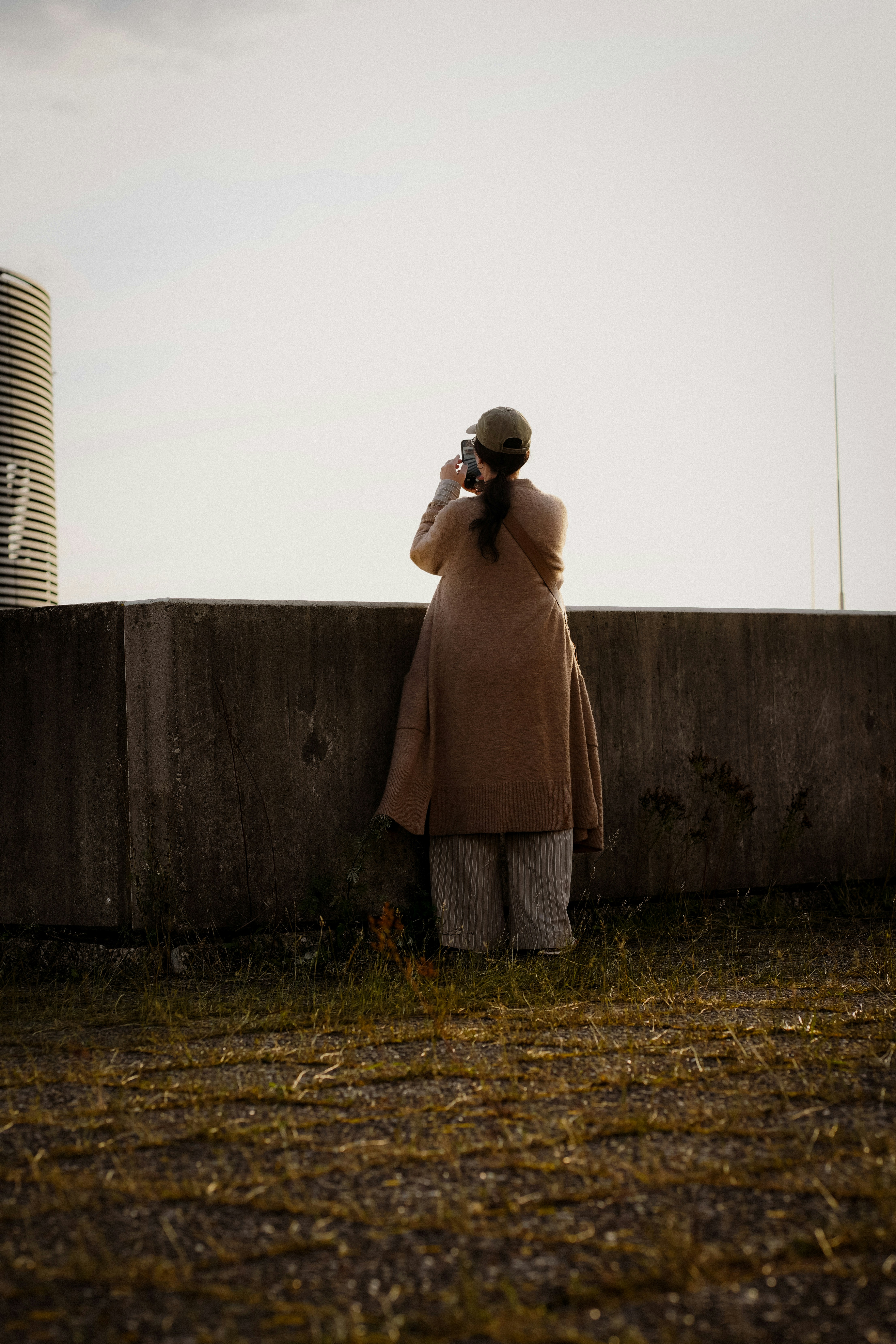 Frau mit Kamera macht ein Foto draußen.