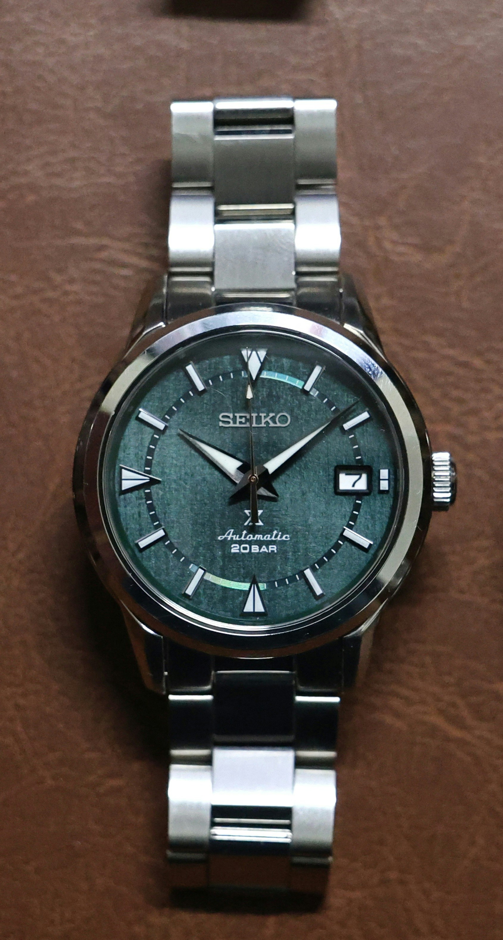 Relógio automático Seiko com mostrador texturizado verde.