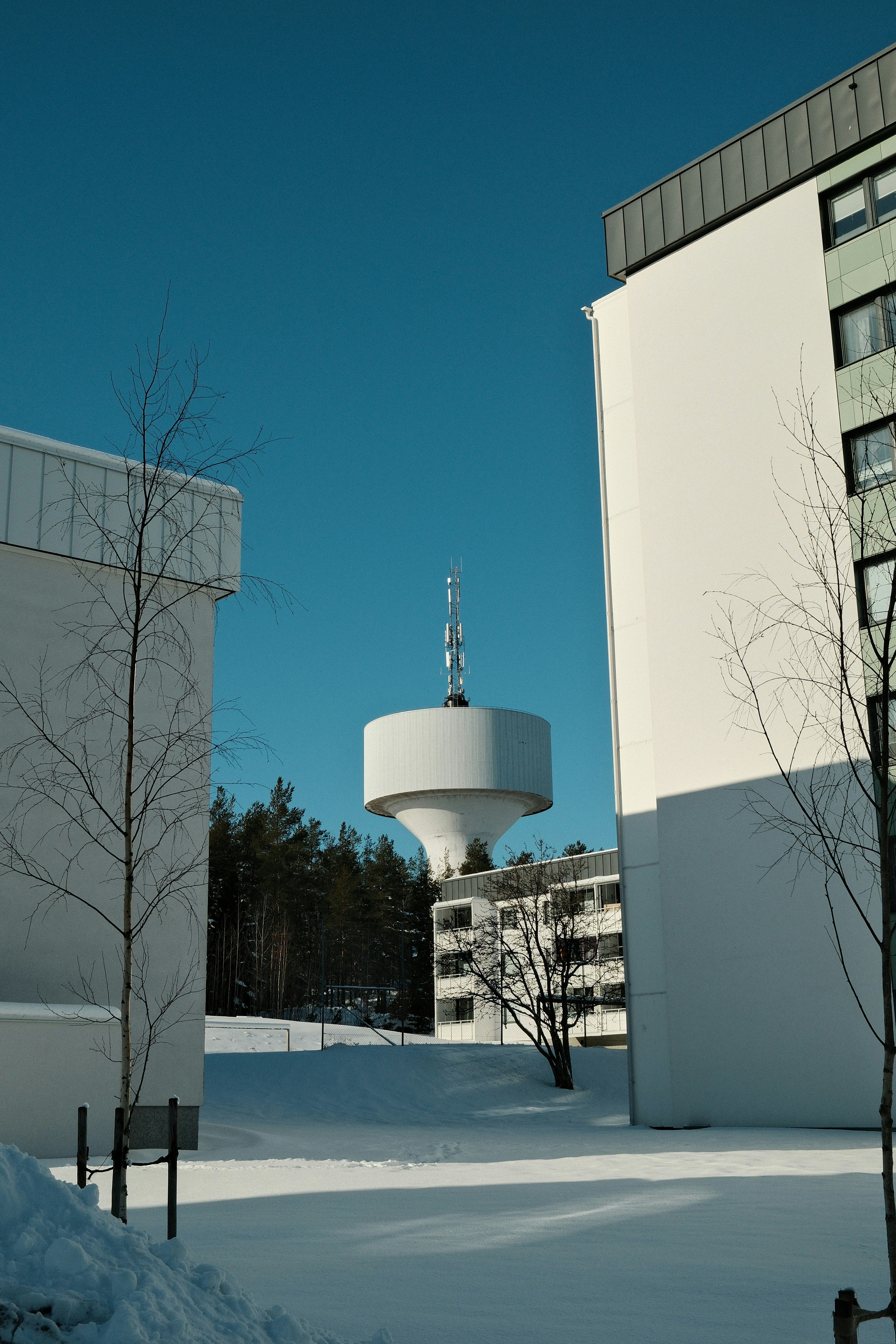 Torre d'água entre prédios de apartamentos em um dia ensolarado