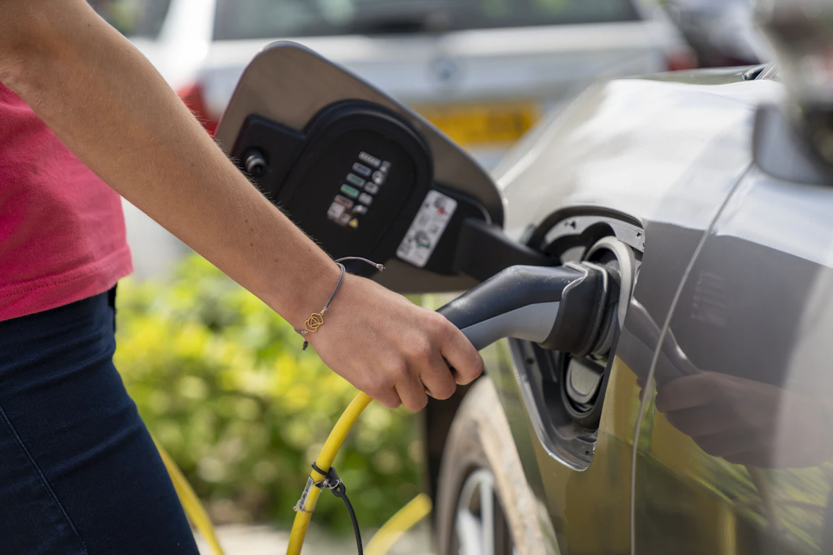 Elektrische auto aangesloten op een laadpunt op een parkeerplaats