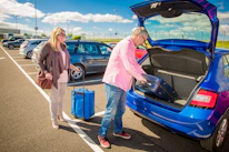Reizigers met bagage bij luchthavenvervoer