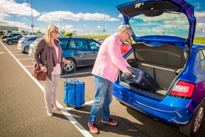 Reizigers met bagage bij luchthavenvervoer