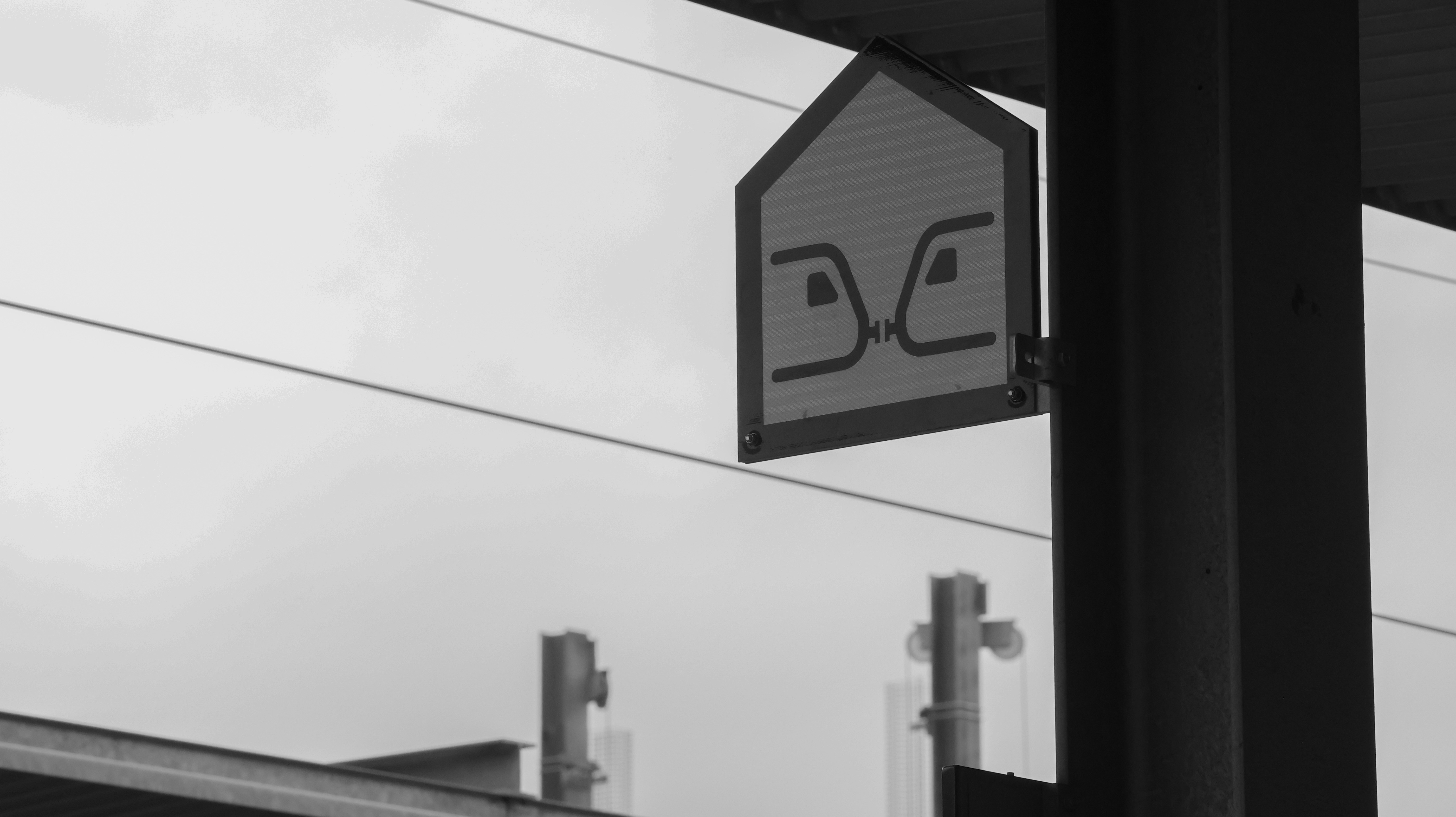 駅の看板にはスタイライズされた列車アイコンが描かれています。