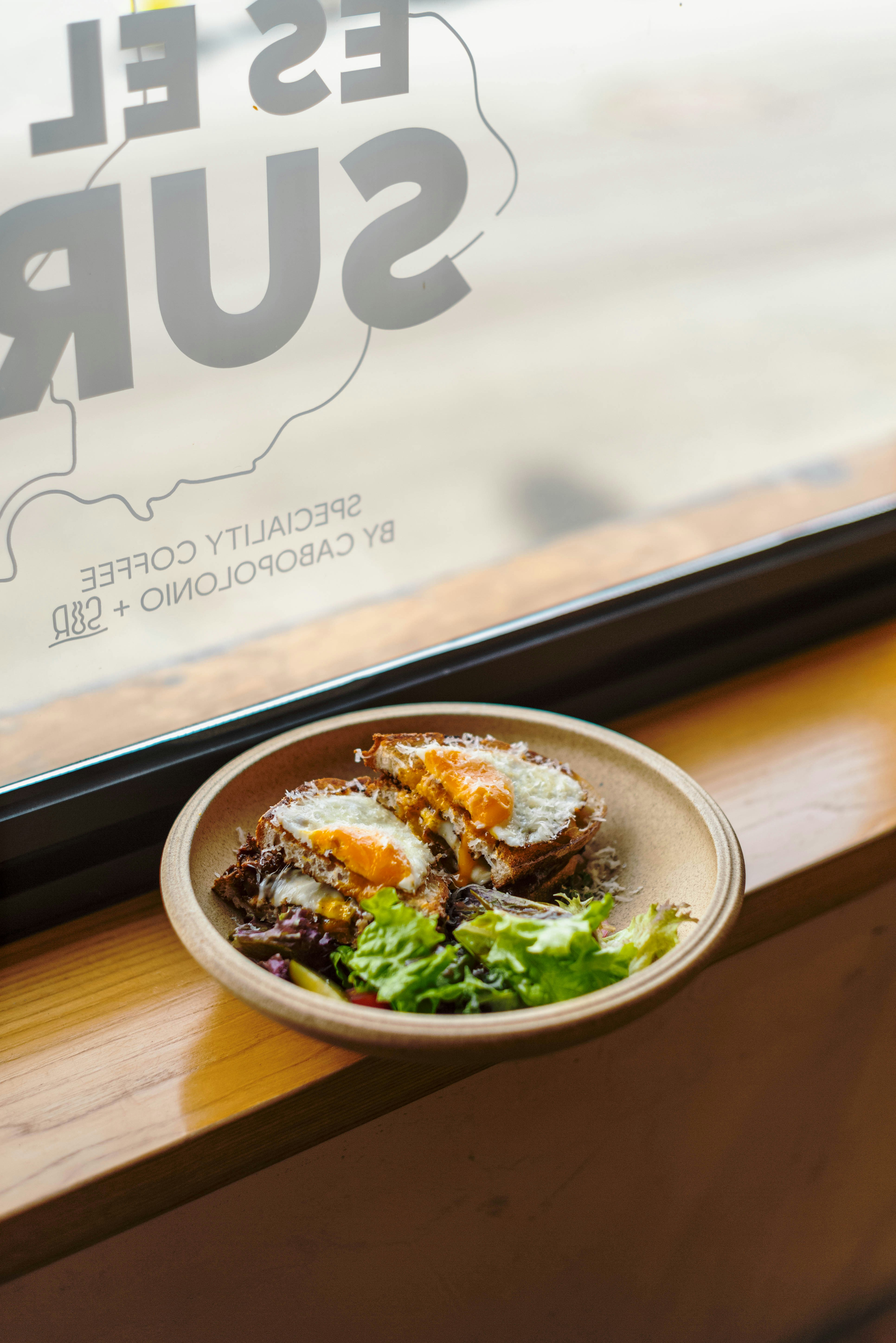 Deux œufs au plat sur toast avec salade