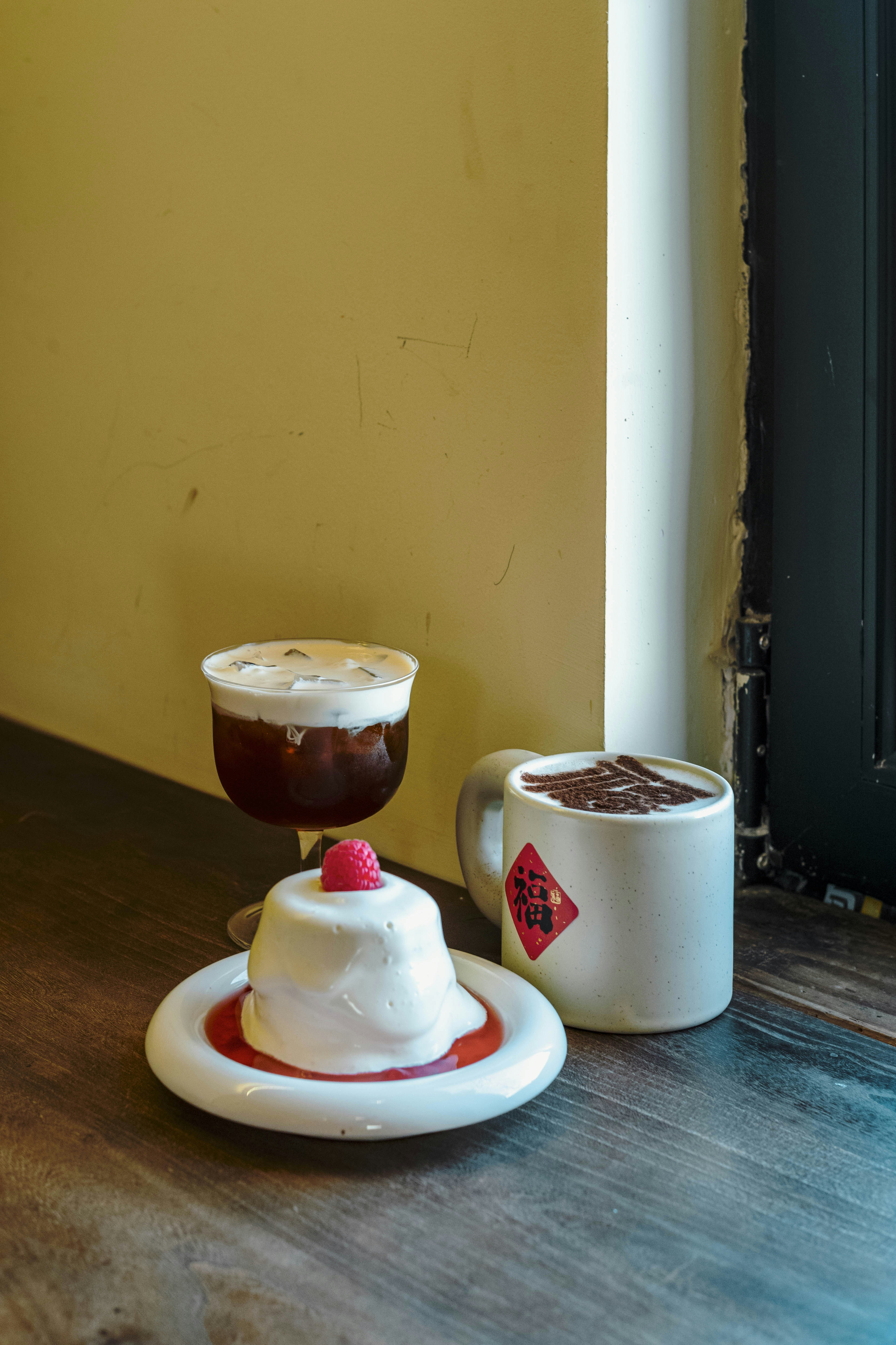 Dessert et boissons au café sur une table en bois