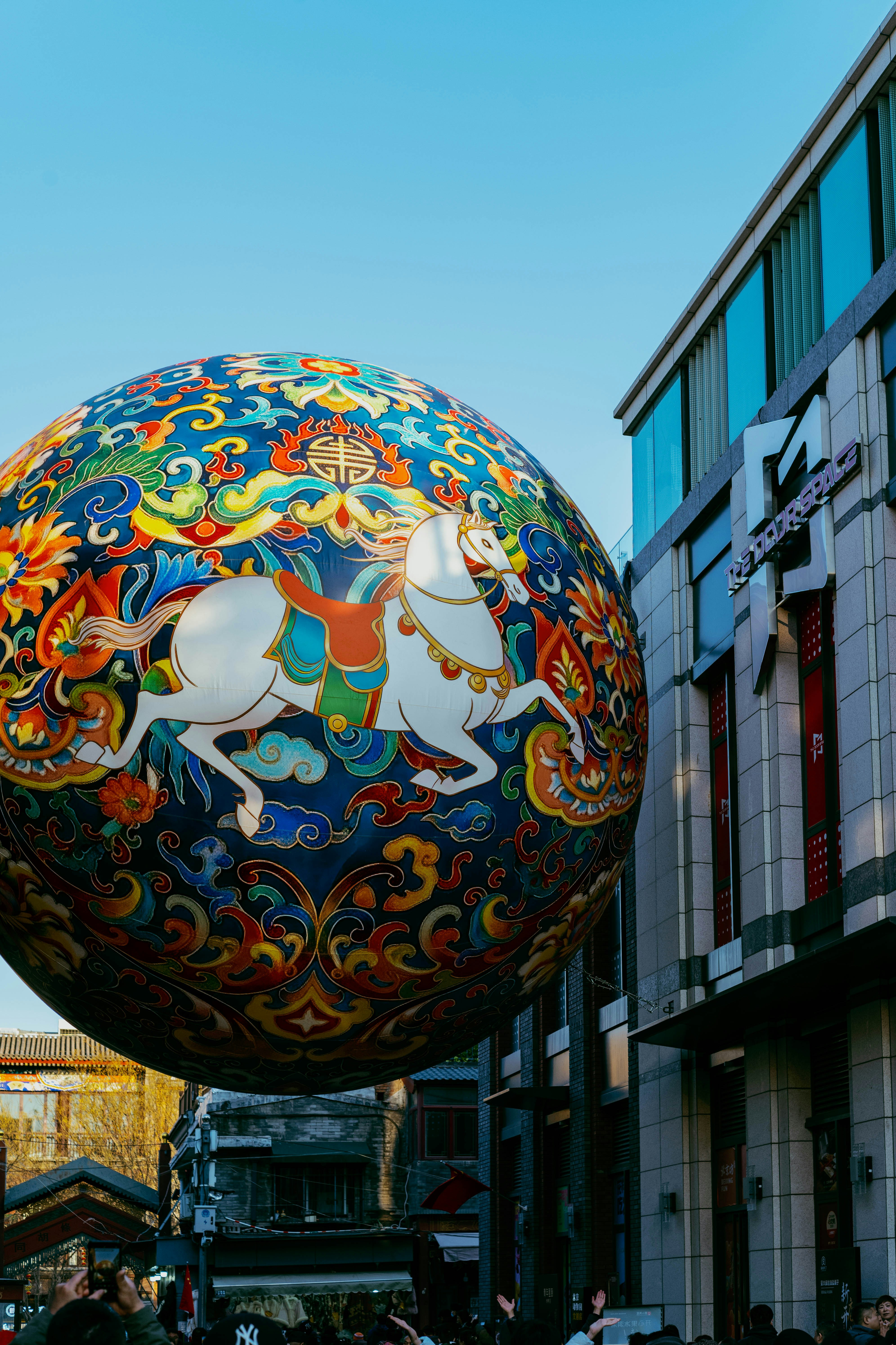 Un grand ballon orné avec un motif de cheval blanc.