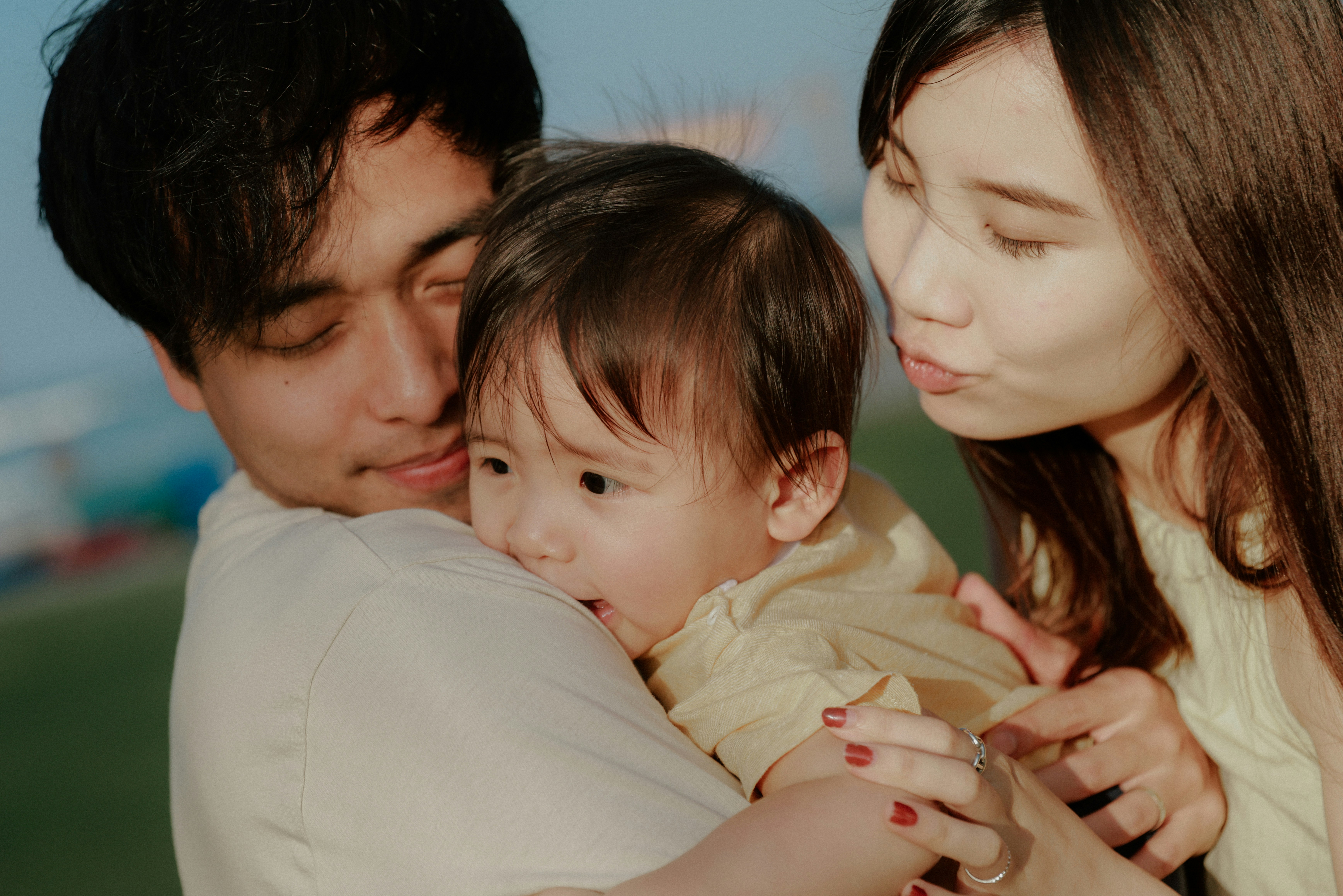 Eltern, die ihr Baby draußen halten