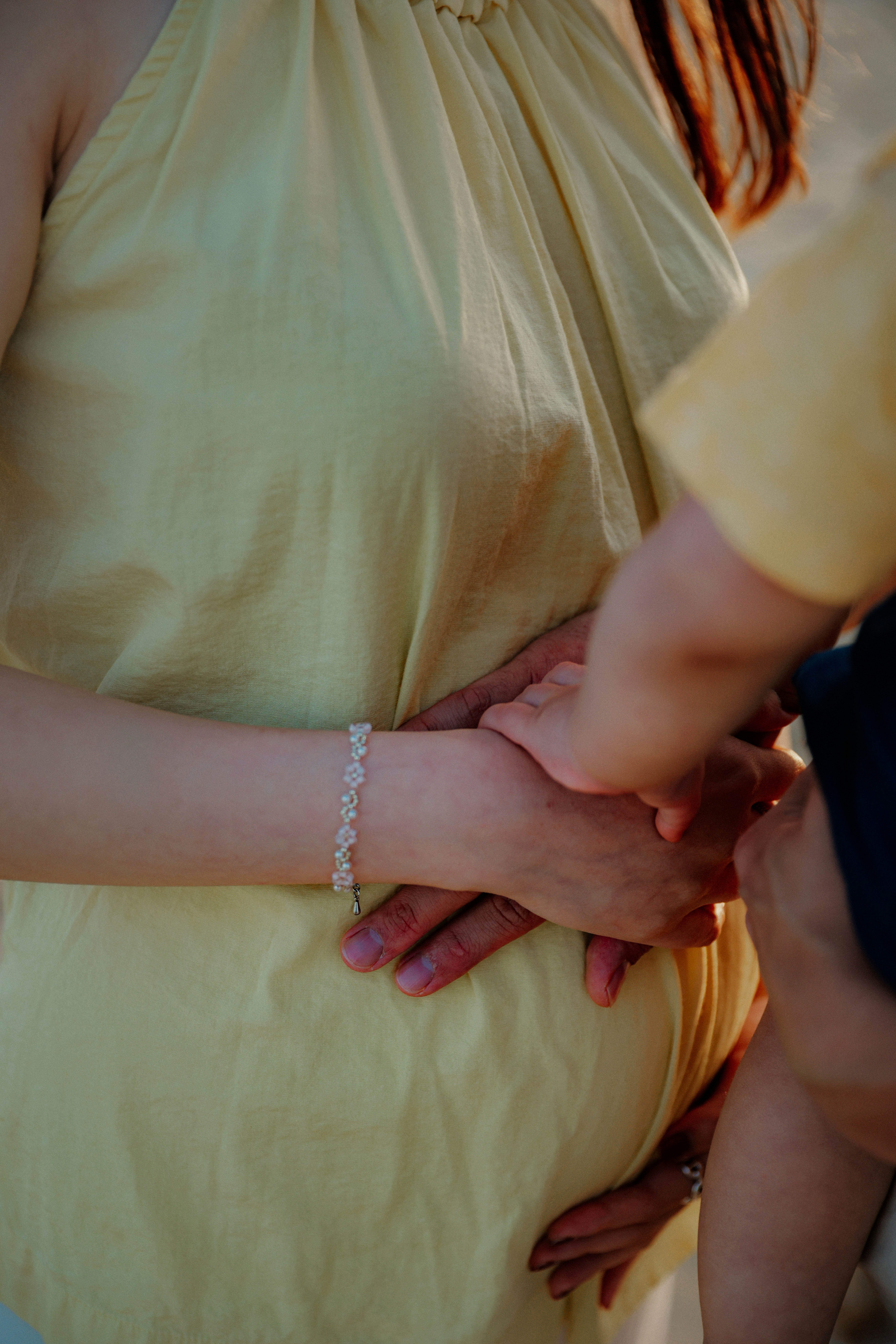 Pancia di donna incinta con le mani che si toccano