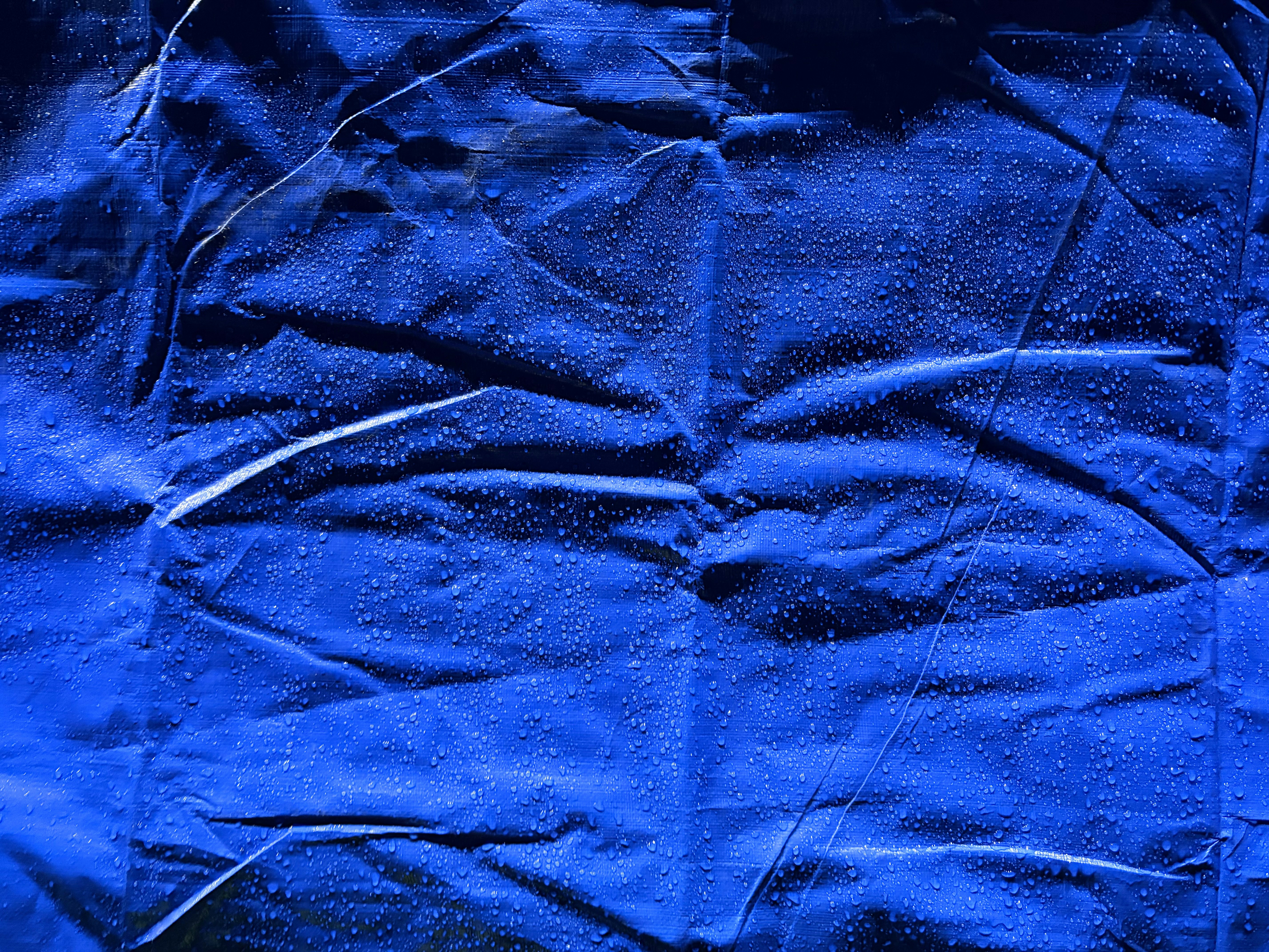 しわくちゃの青い布に白い斑点がある