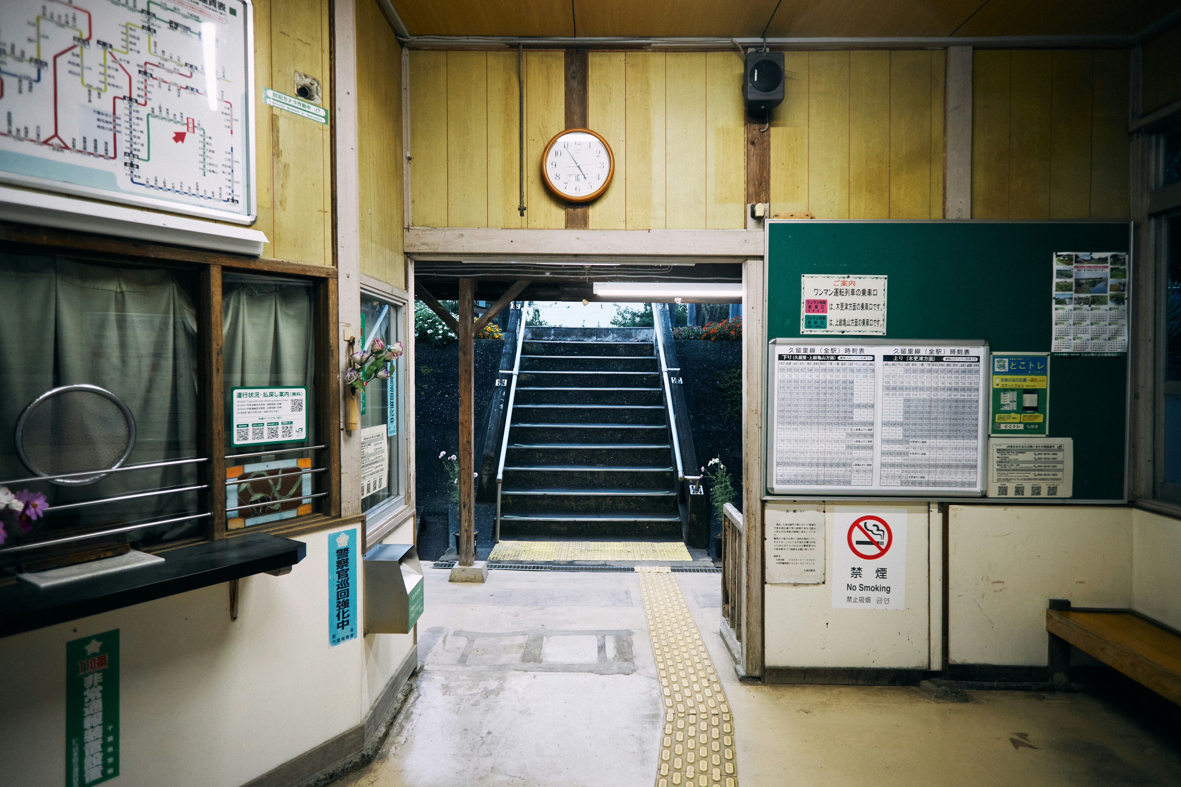 Interno di un'area d'attesa di una stazione ferroviaria d'epoca