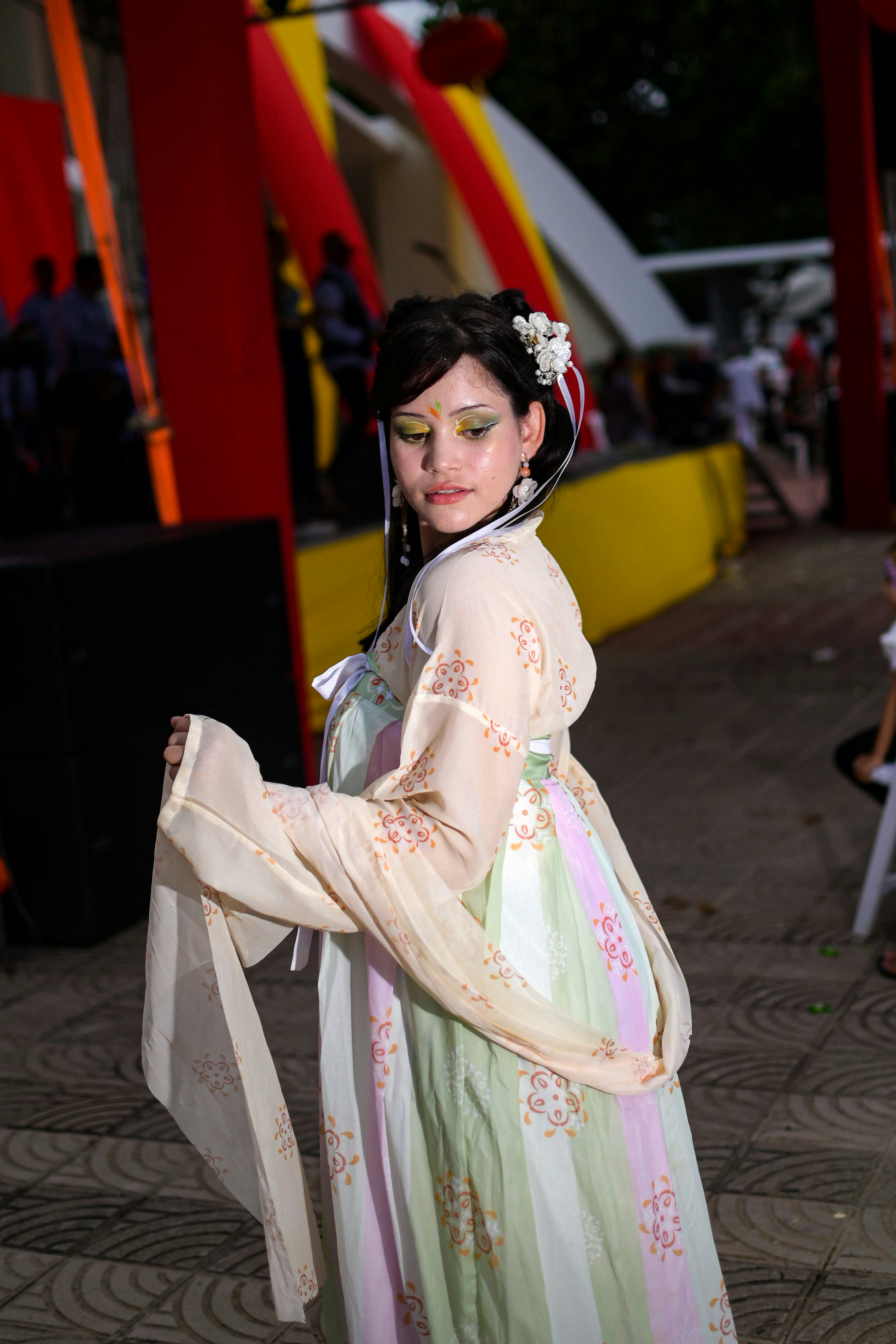 Wanita dengan pakaian tradisional Cina dengan gaya rambut yang rumit