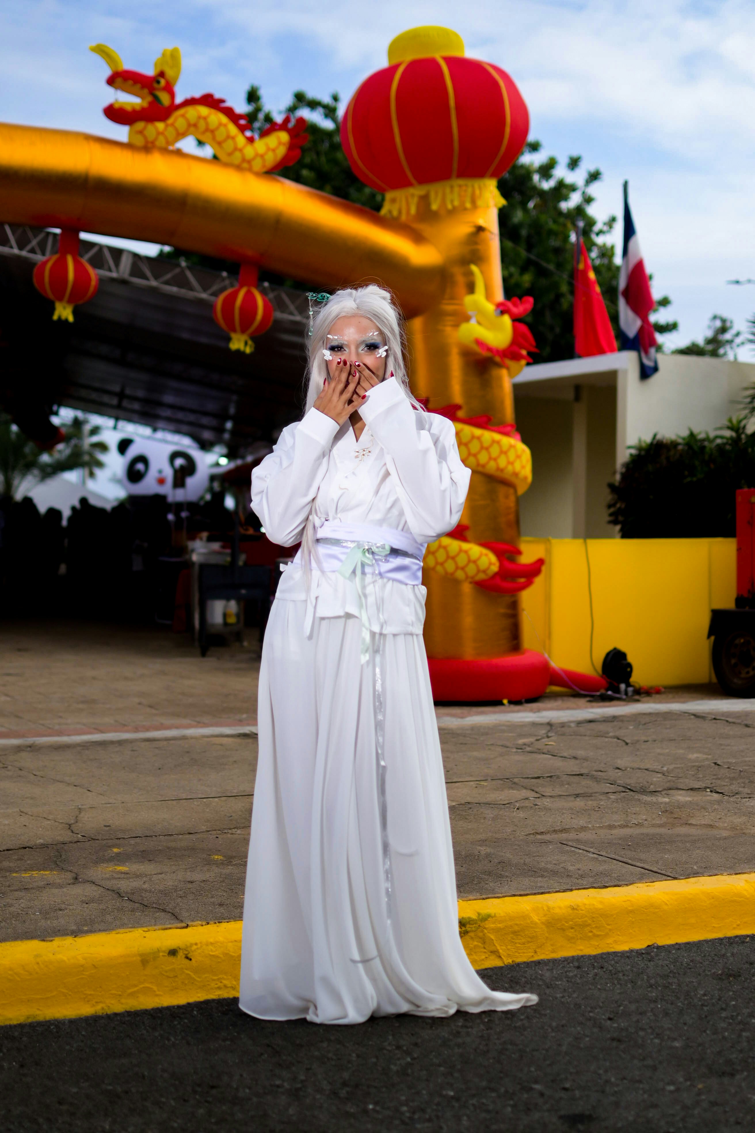 Wanita dengan pakaian tradisional Cina putih dengan riasan rumit.