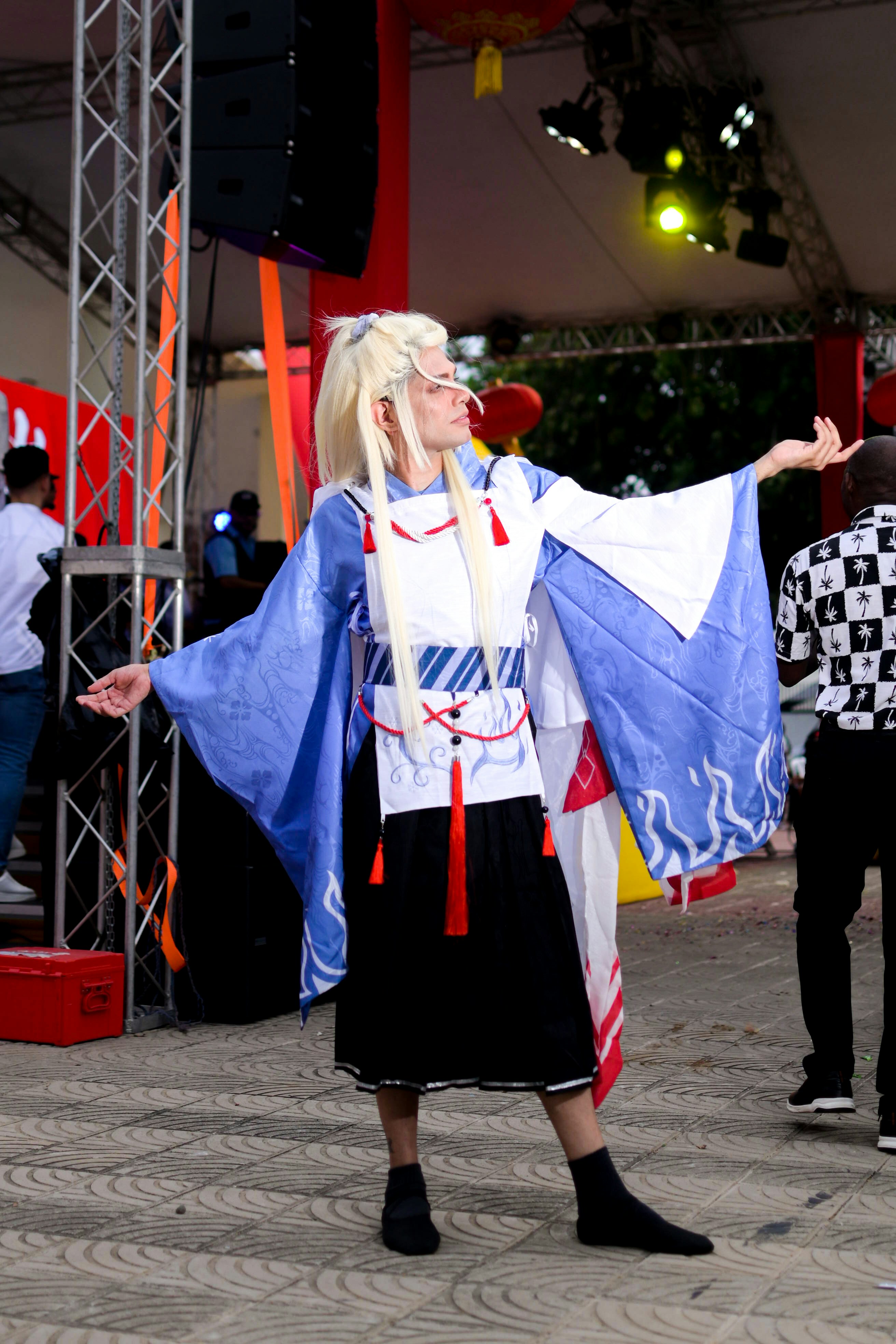 Orang dengan kimono biru dan putih dengan wig pirang