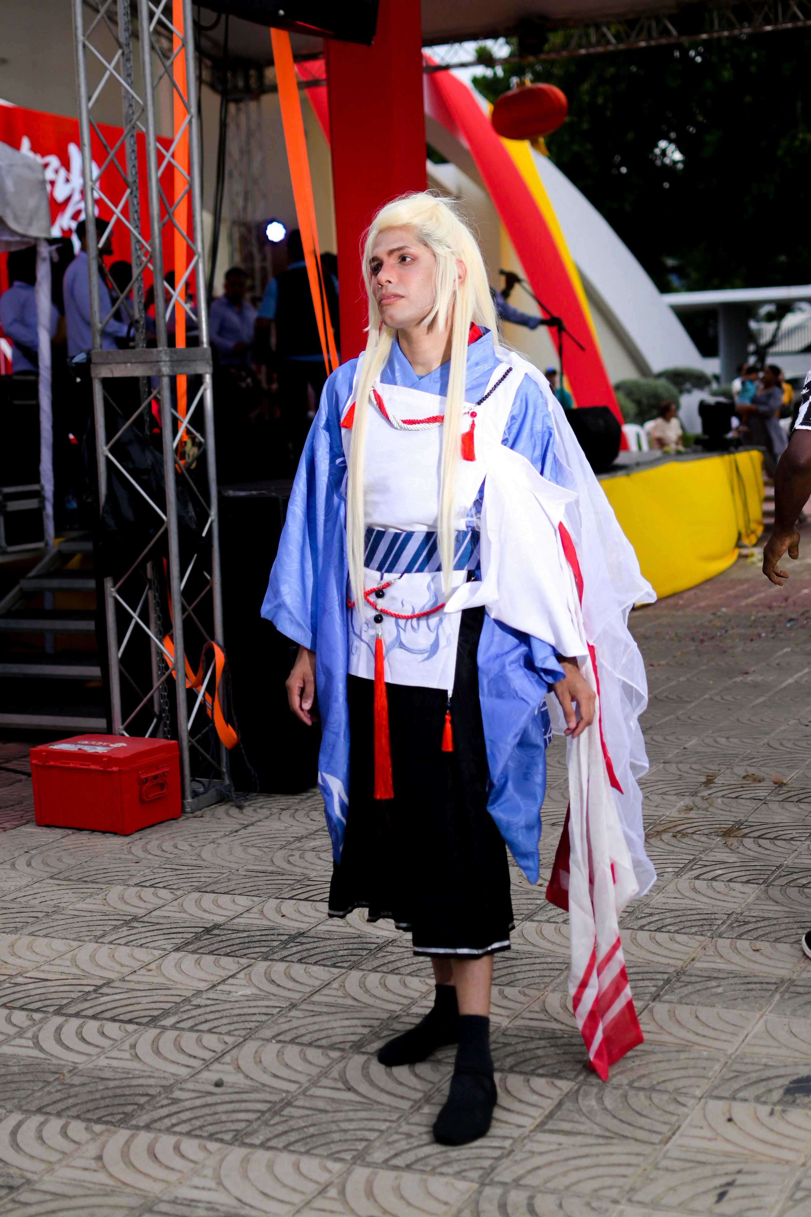 Mann im blau-weißen Anime-Kostüm mit blonden Haaren