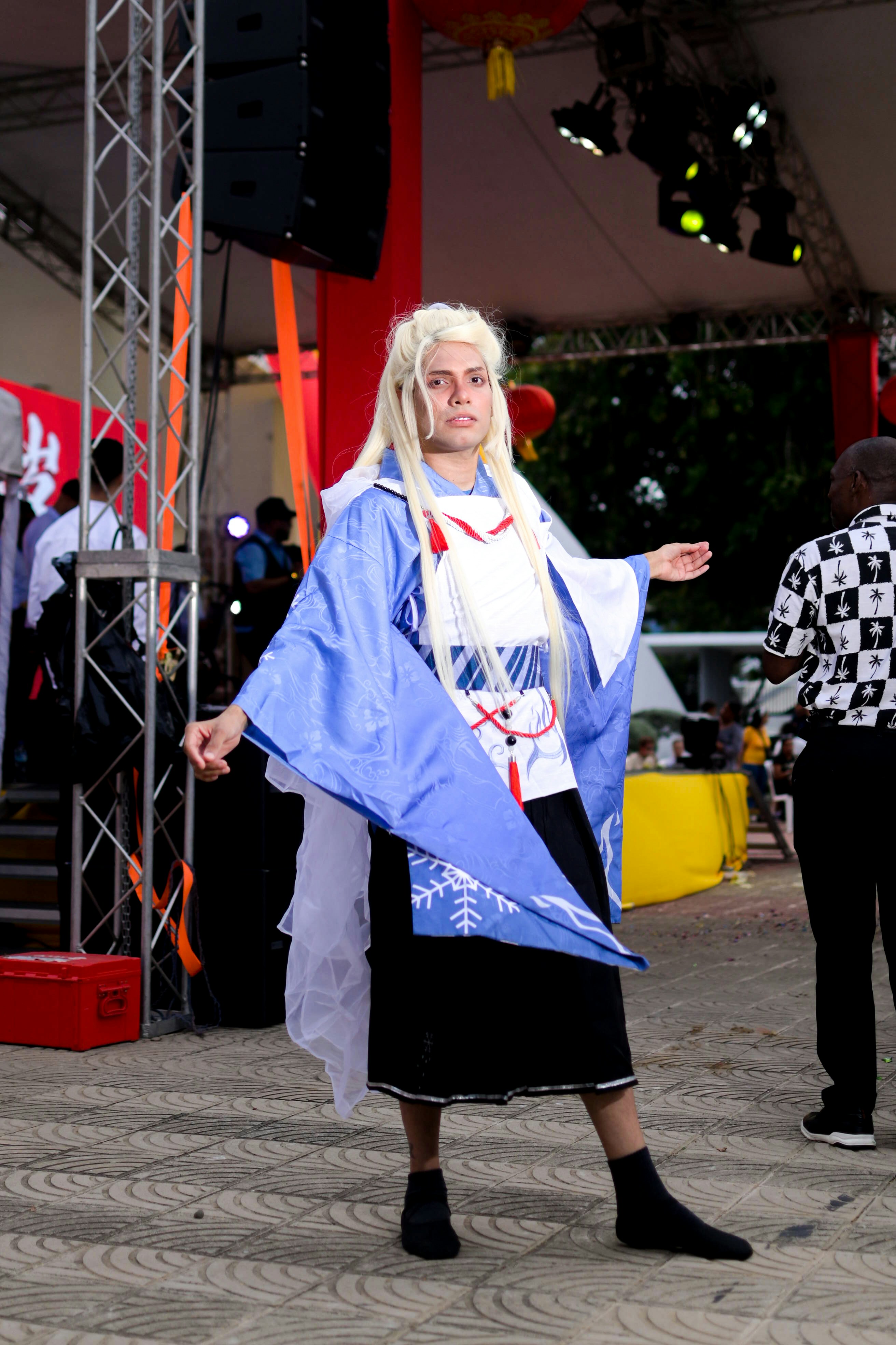 Seseorang dengan kostum kimono biru dan putih