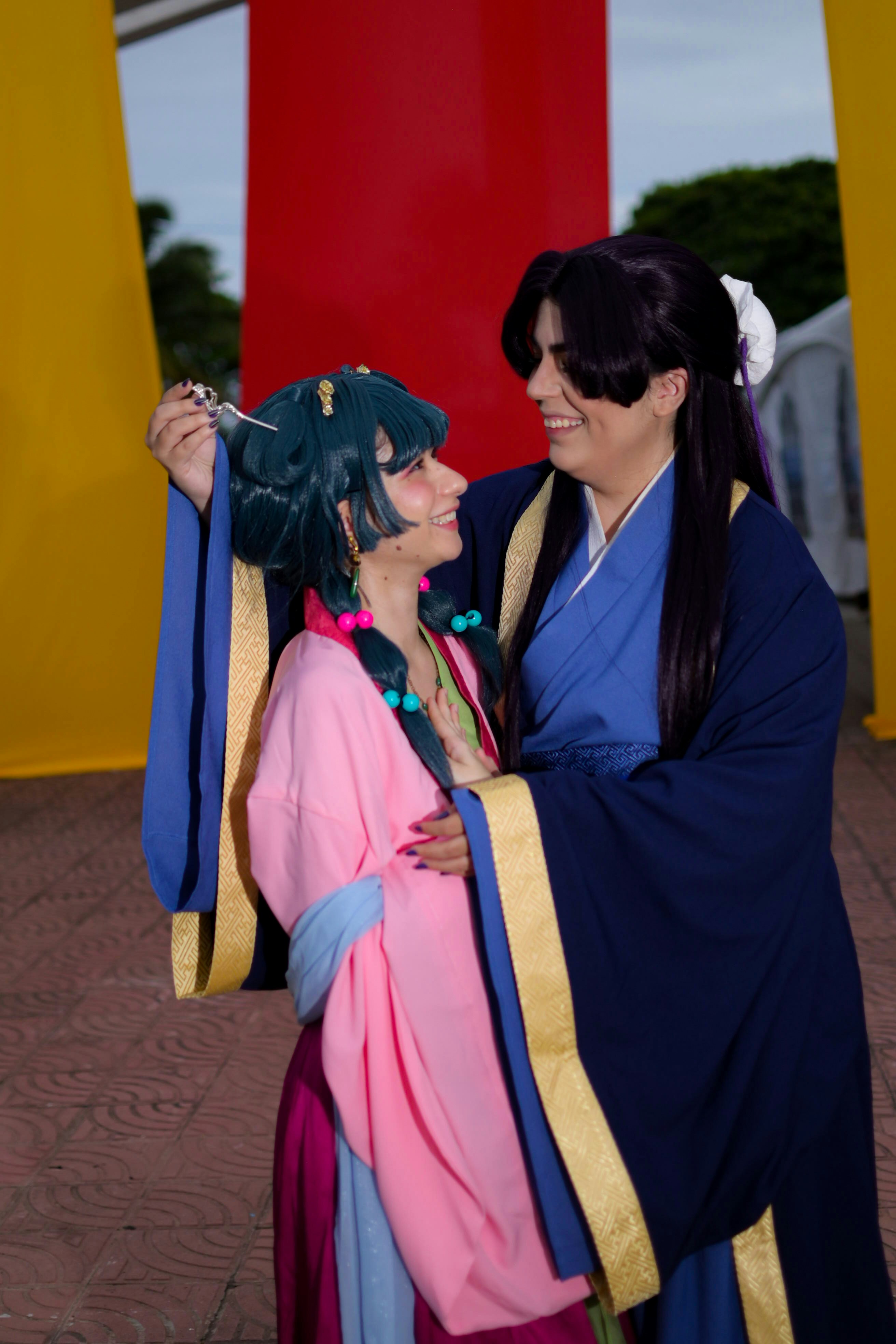Dua orang dengan kimono tradisional Jepang yang berwarna-warni