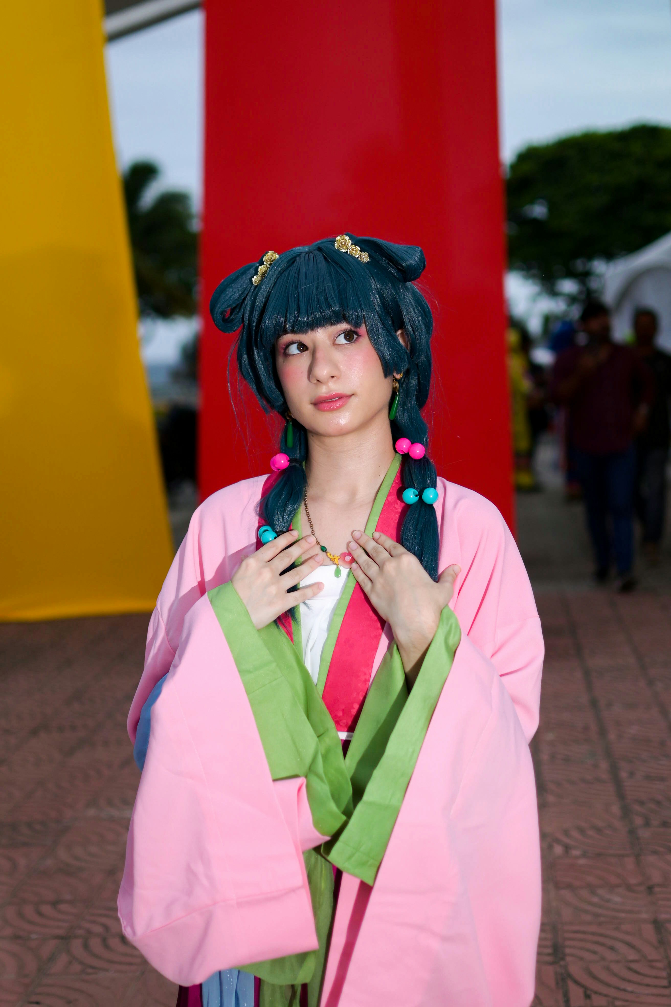 Wanita muda dengan pakaian cosplay tradisional Jepang