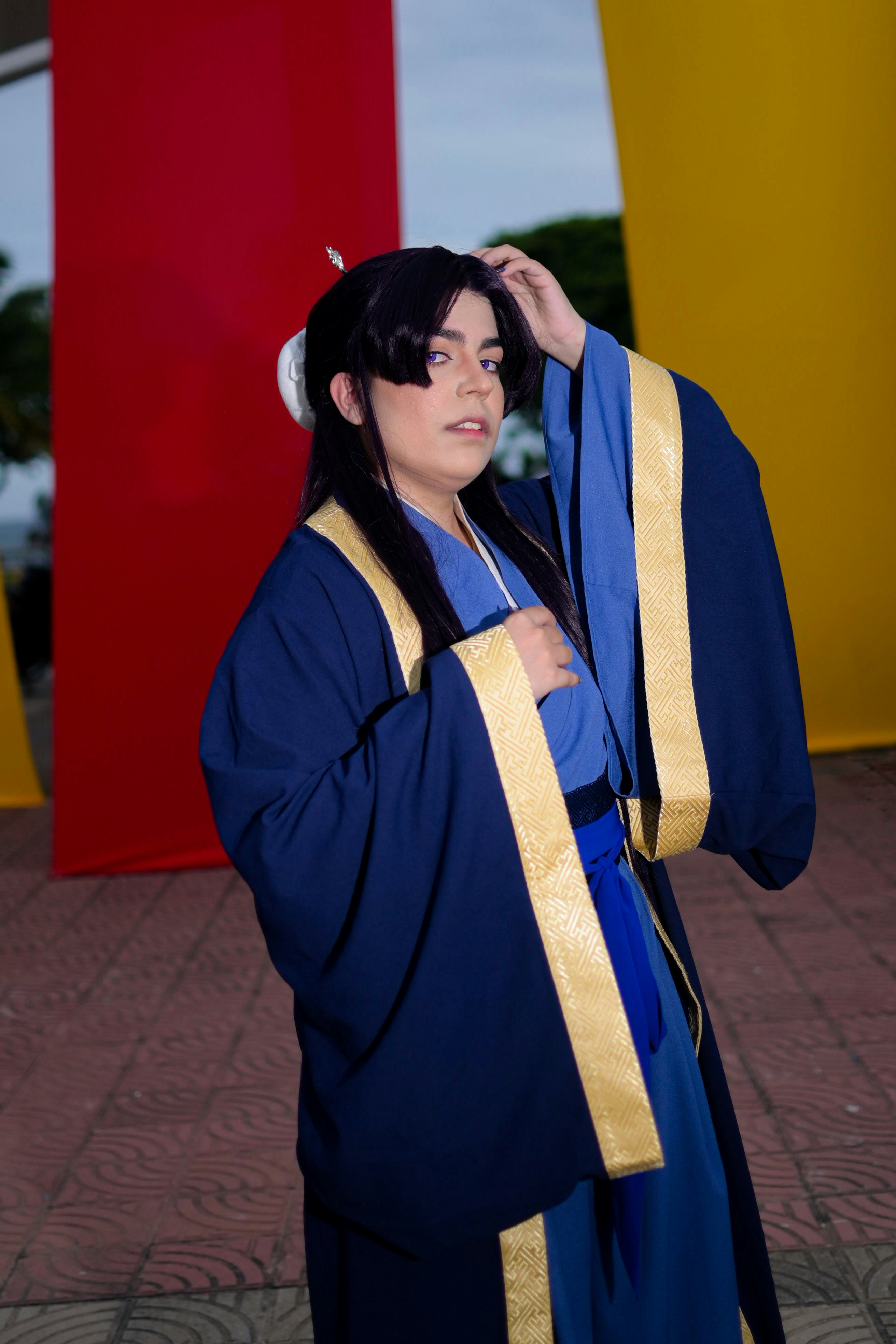 Orang dengan pakaian tradisional Jepang biru dan emas