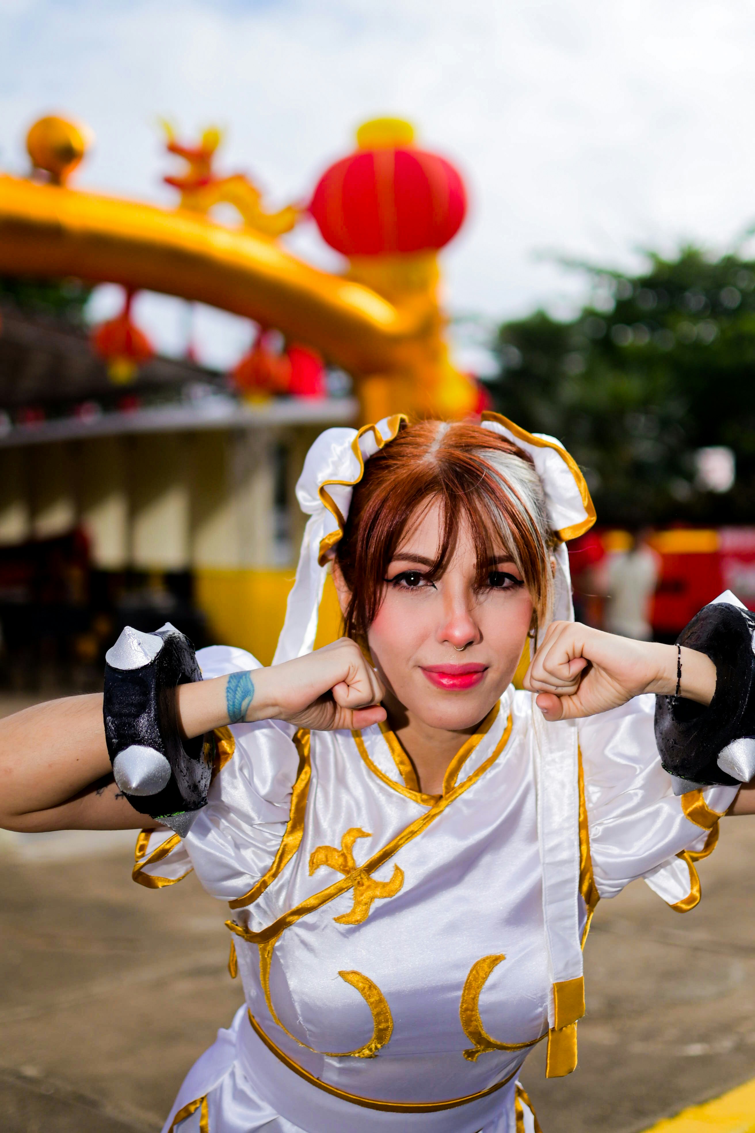 Wanita dengan kostum chun-li berpose dengan kepalan tangan ke atas