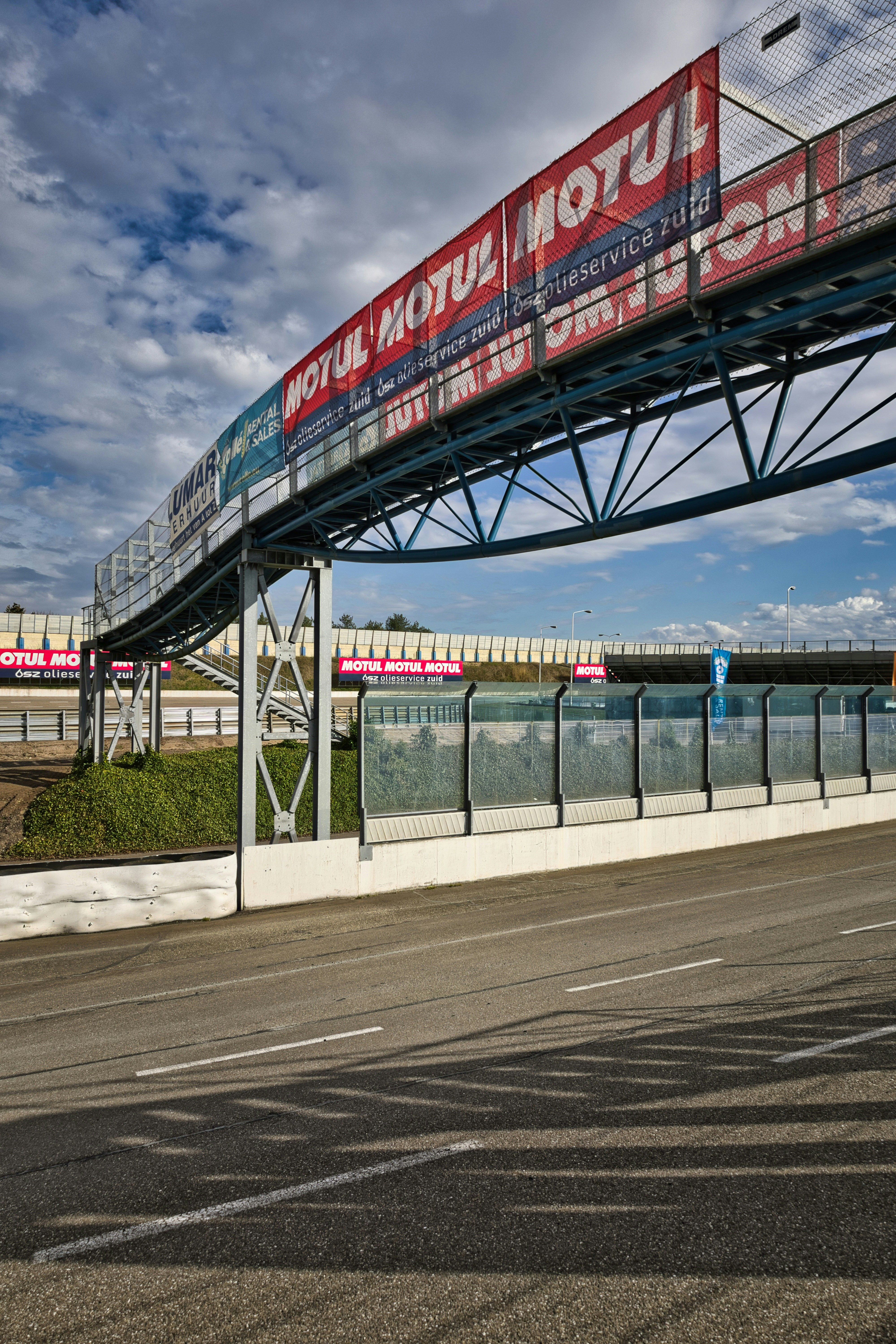 曇り空の下、広告バナーが掲げられたレーストラック