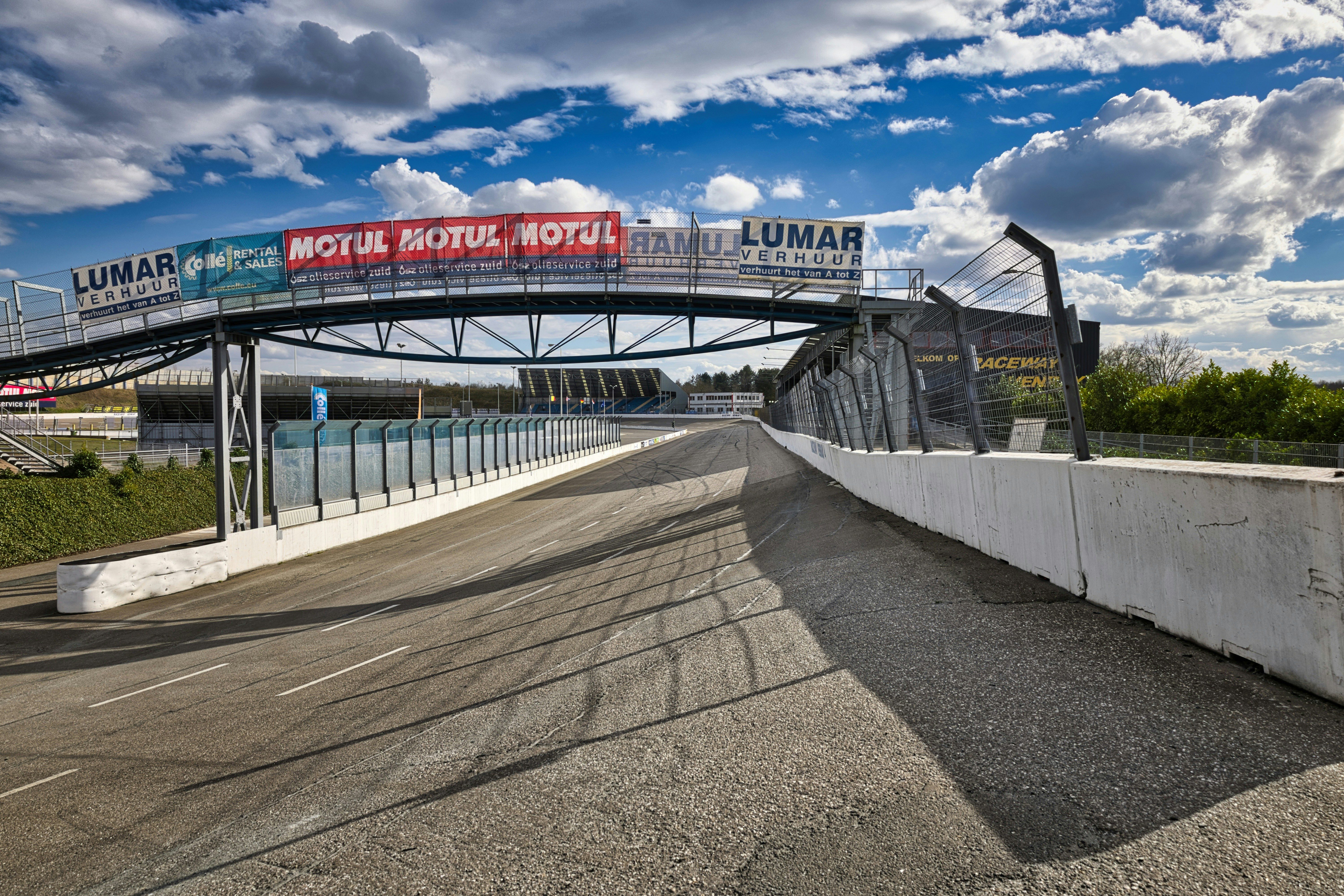 観客席や広告バナーが掲げられたレーストラック