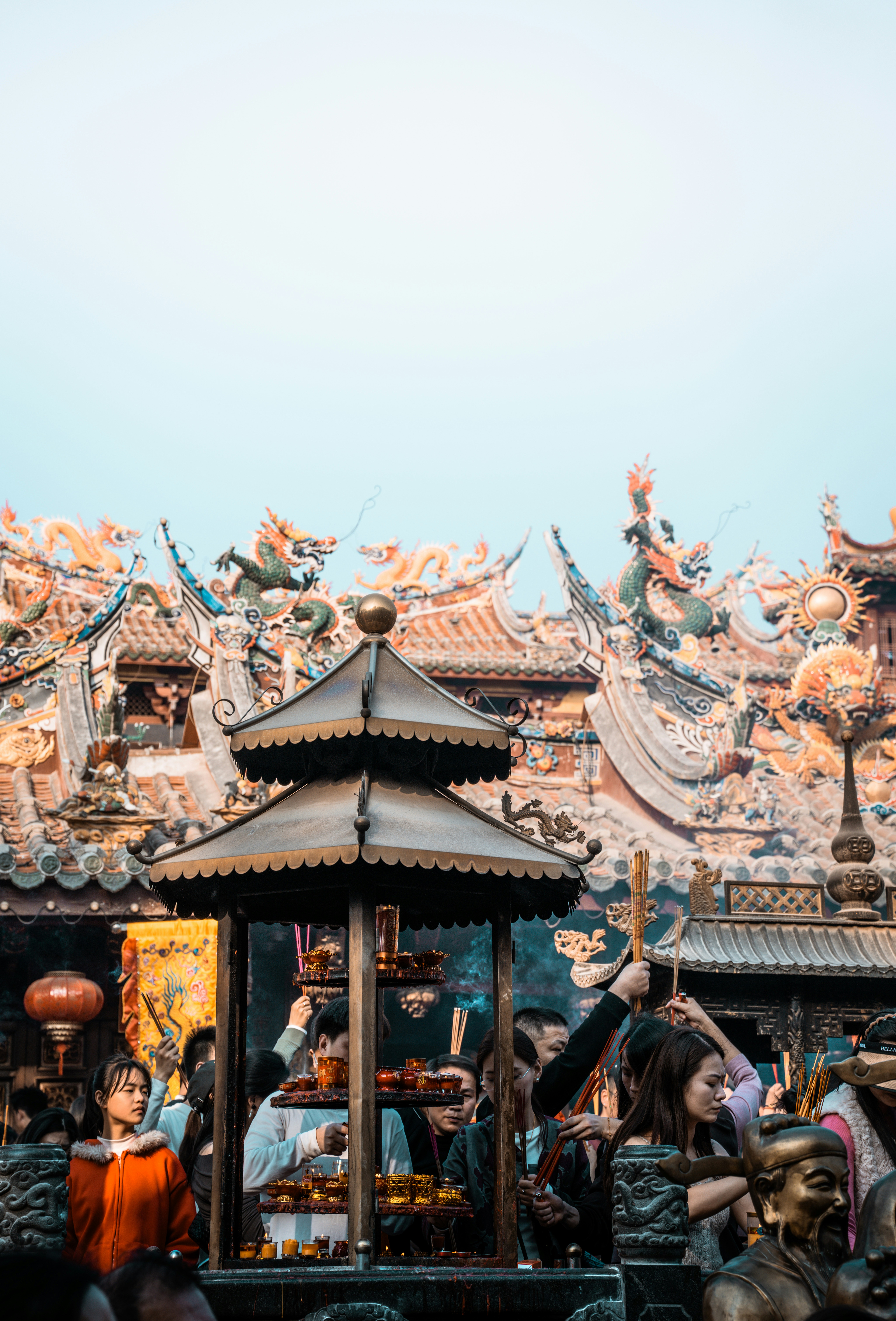 Gente ofreciendo incienso en un templo decorativo
