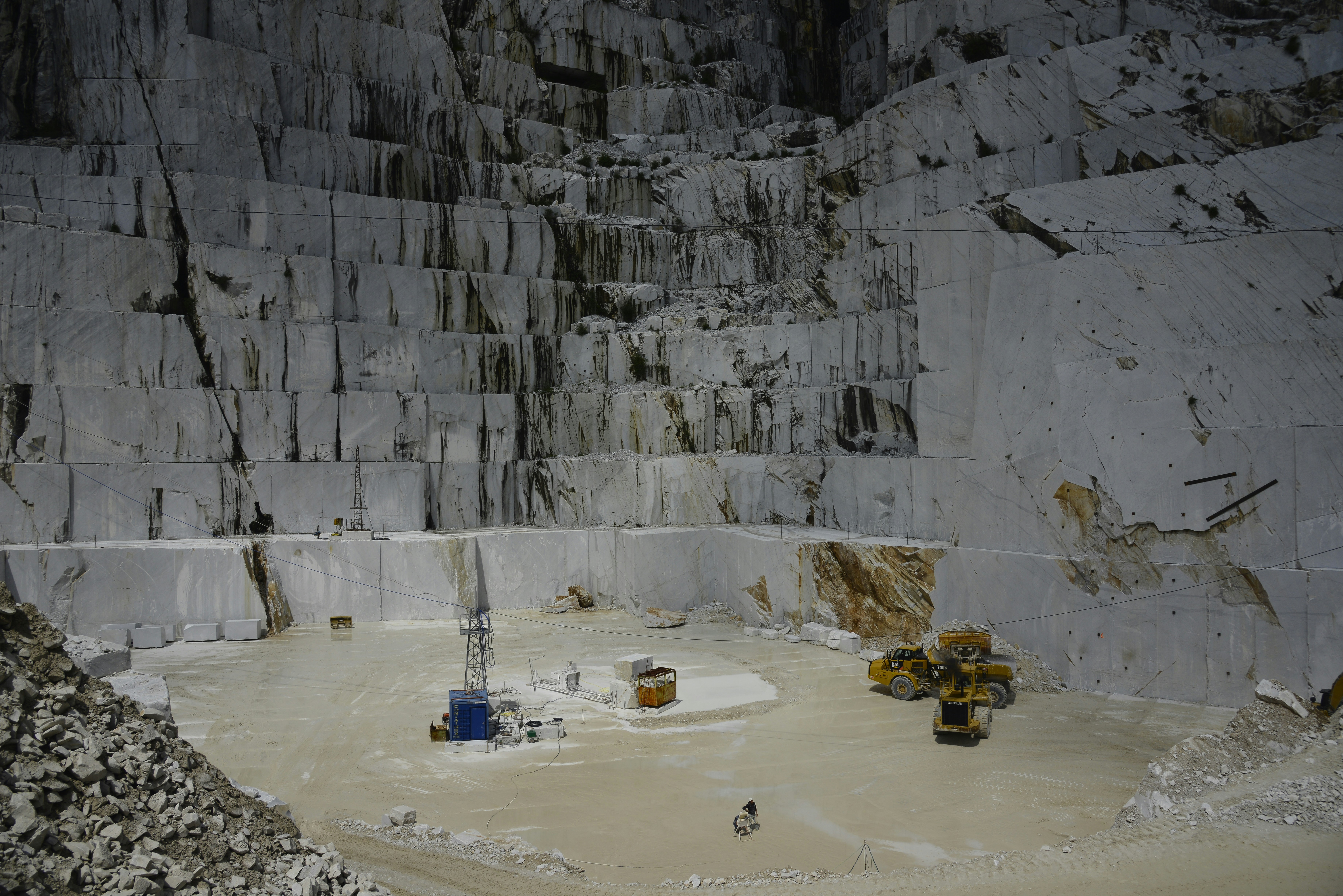Pedreira de mármore com máquinas pesadas e trabalhadores