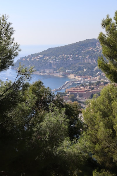 Villa Antibes à Antibes — Cap d'Antibes · Jardin méditerranéen, 5 chambres, 250m² — Gestion locative OZC IMMO
