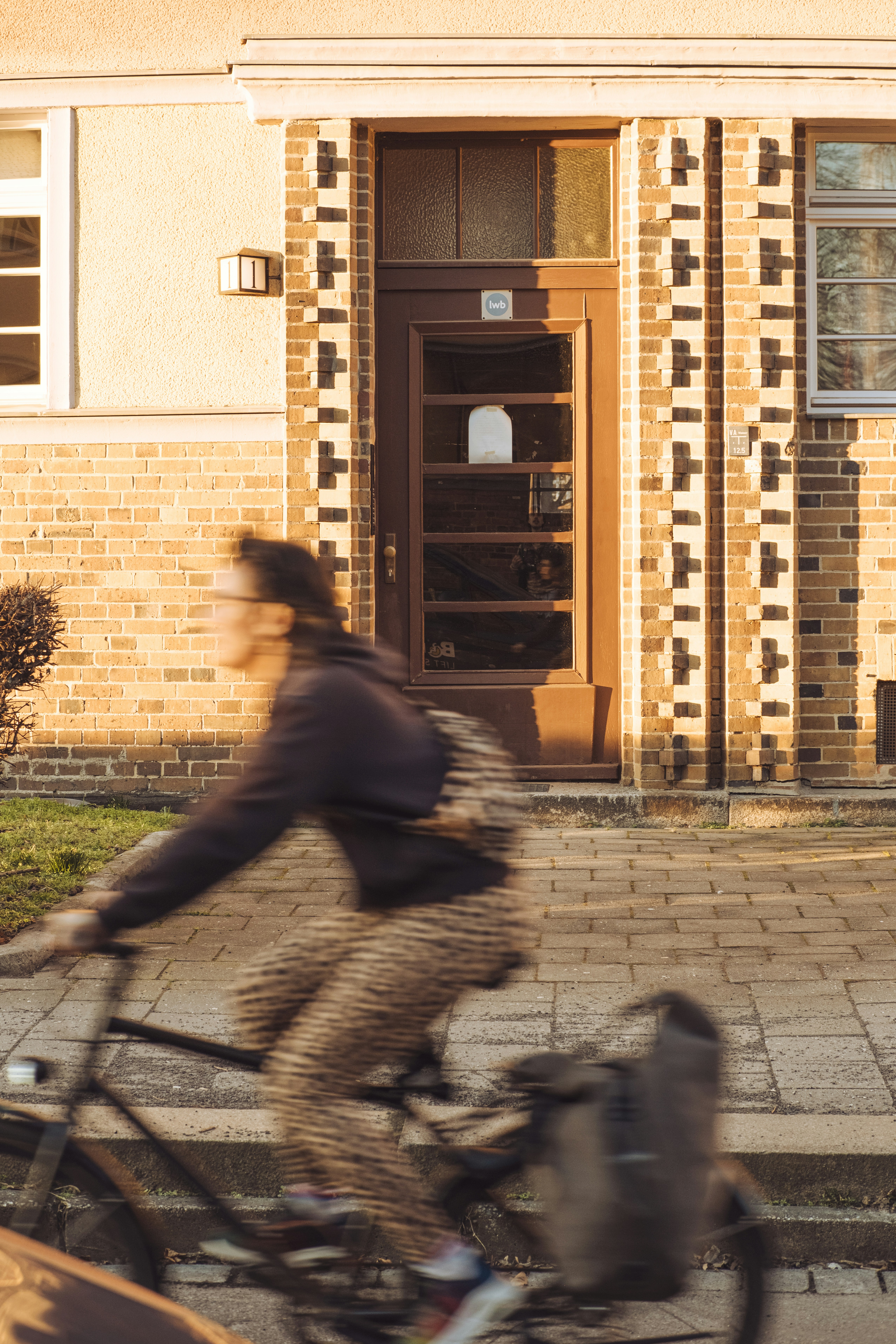 Persona que va en bicicleta con mochila y bolsa.