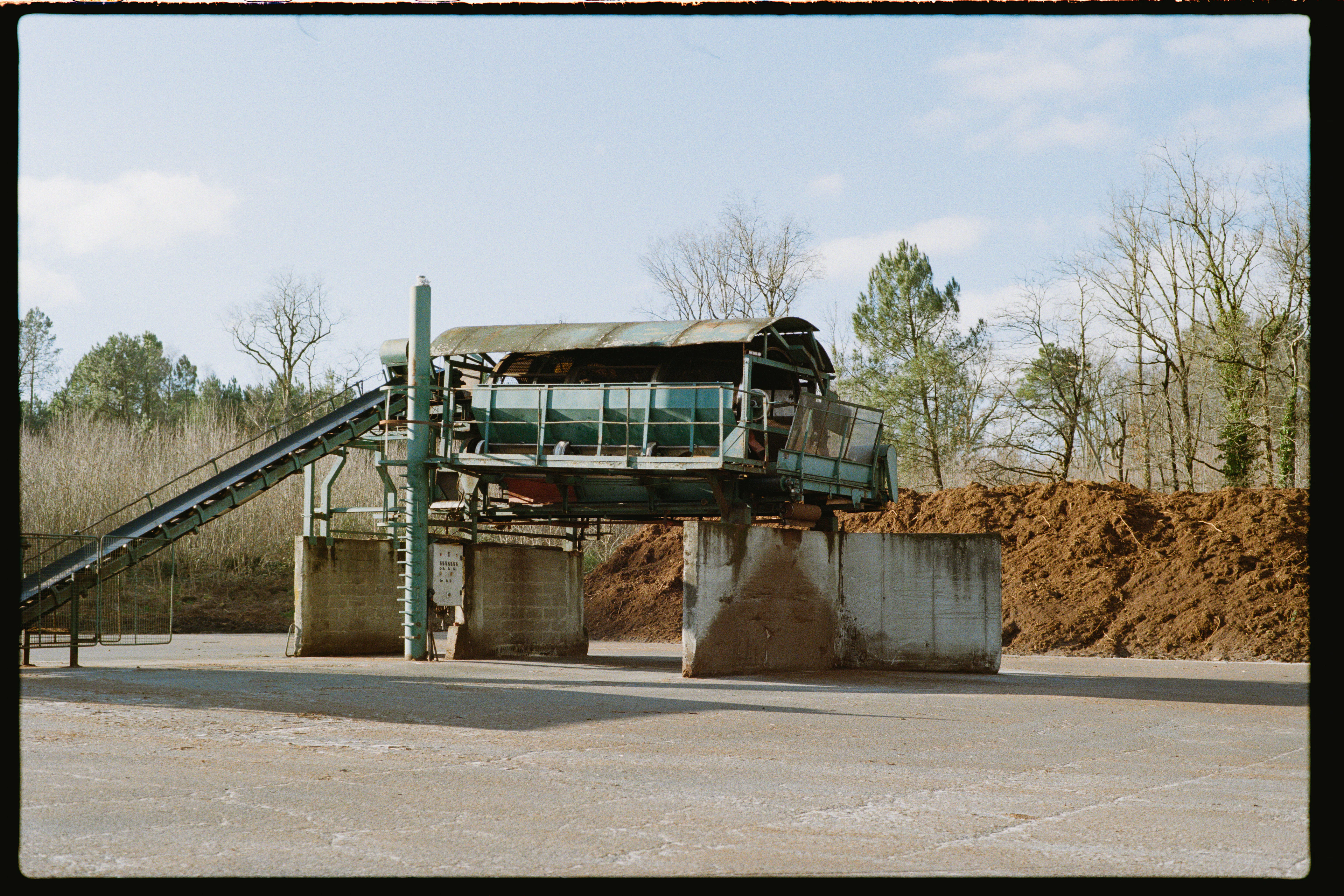 Recycling machinery with conveyor belts