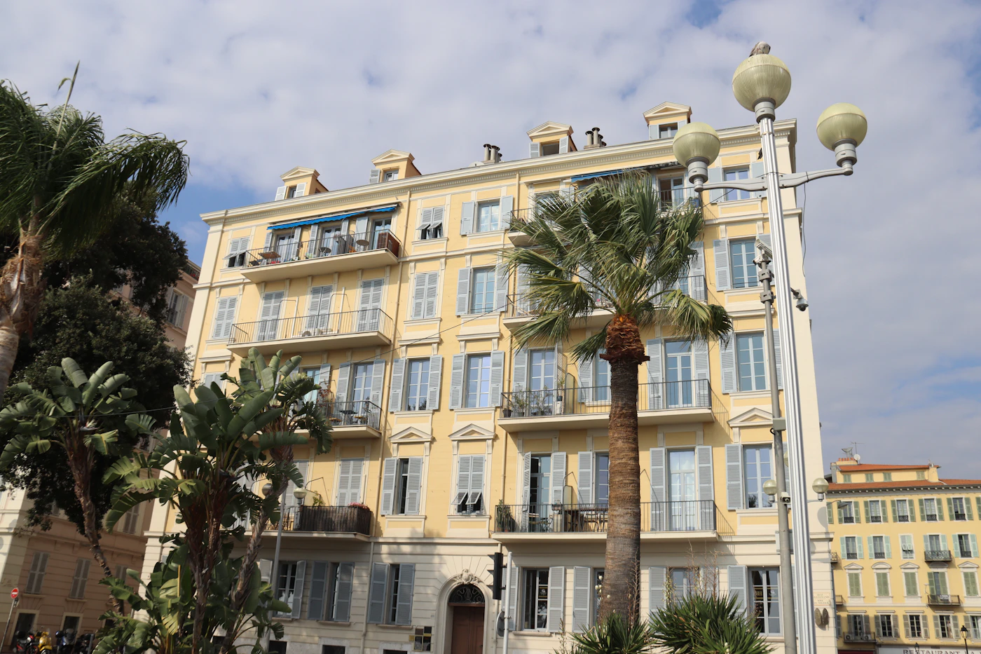 Façade d'immeuble typique de la Côte d'Azur