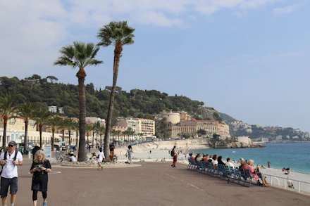 Pessoas passeiam à beira-mar em Nice, na França