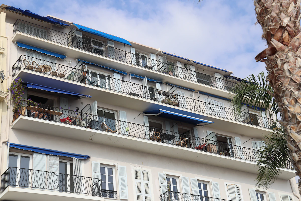 immeuble appartements balcons Nice France location agence immobili&egrave;re