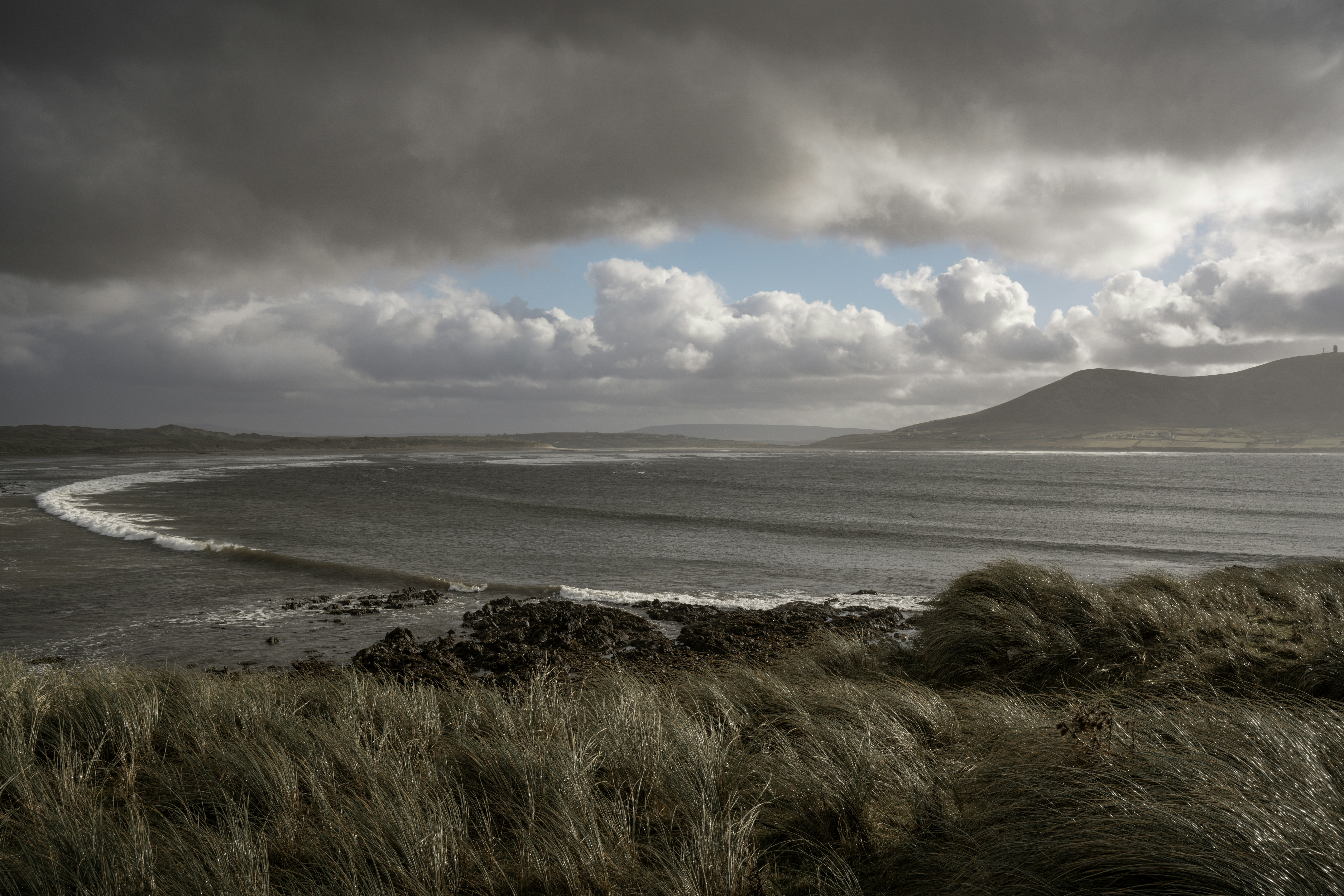 波が立ち上る沿岸の風景に嵐の雲が立ち込めています。