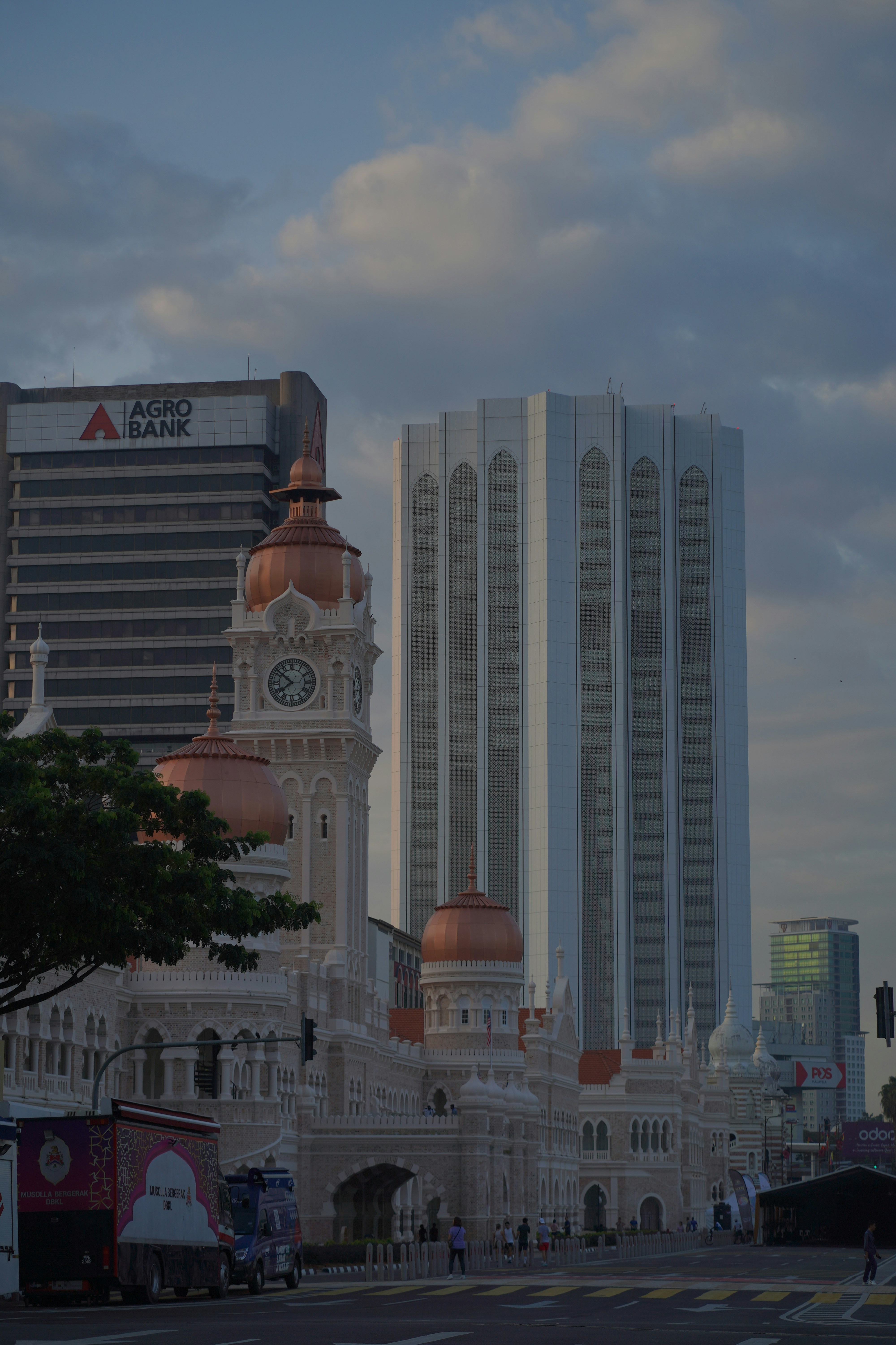 Edifício histórico com arranha-céus modernos sob céu nublado