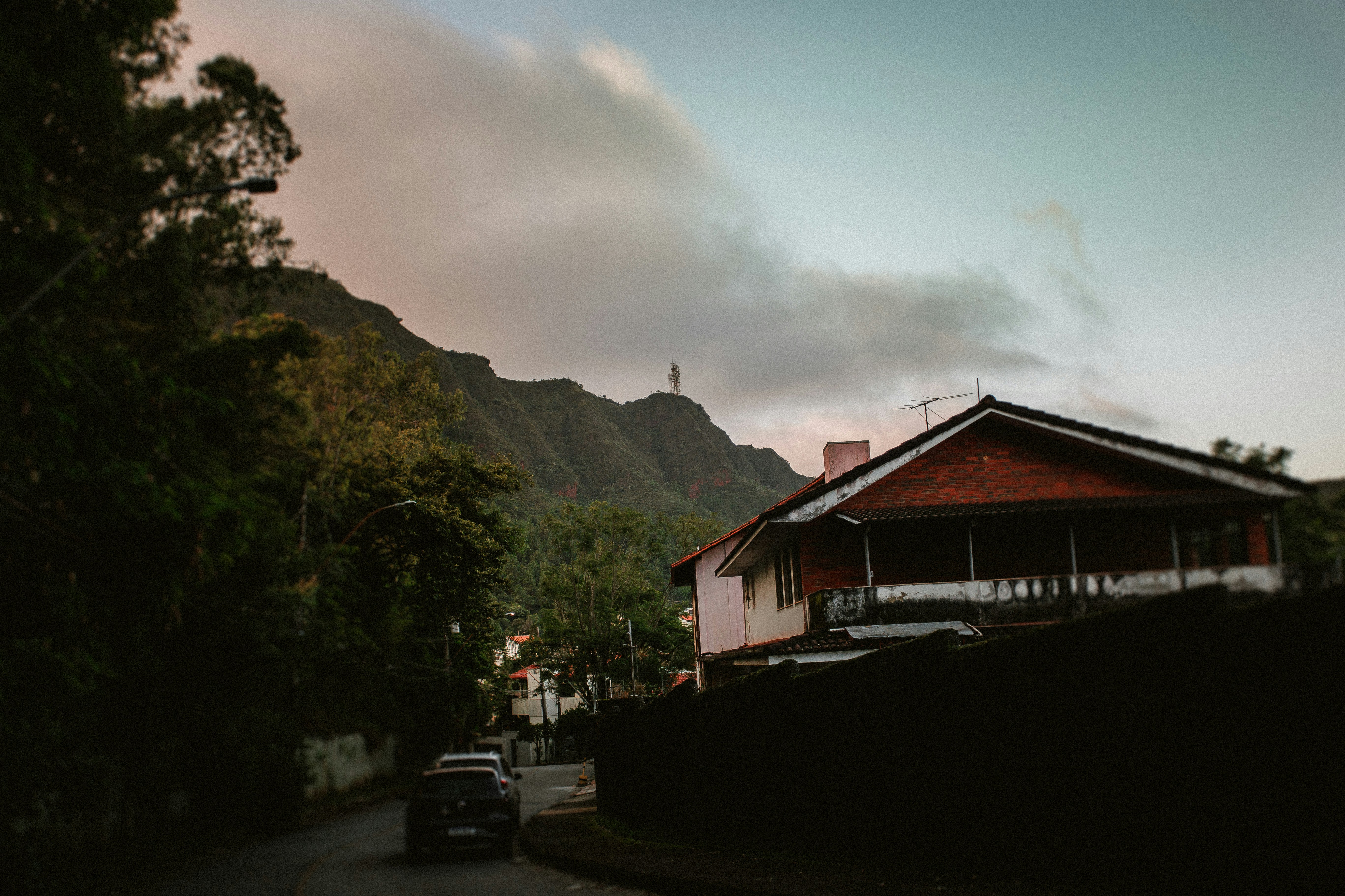 Haus auf einem Hügel mit einer Statue in der Ferne.