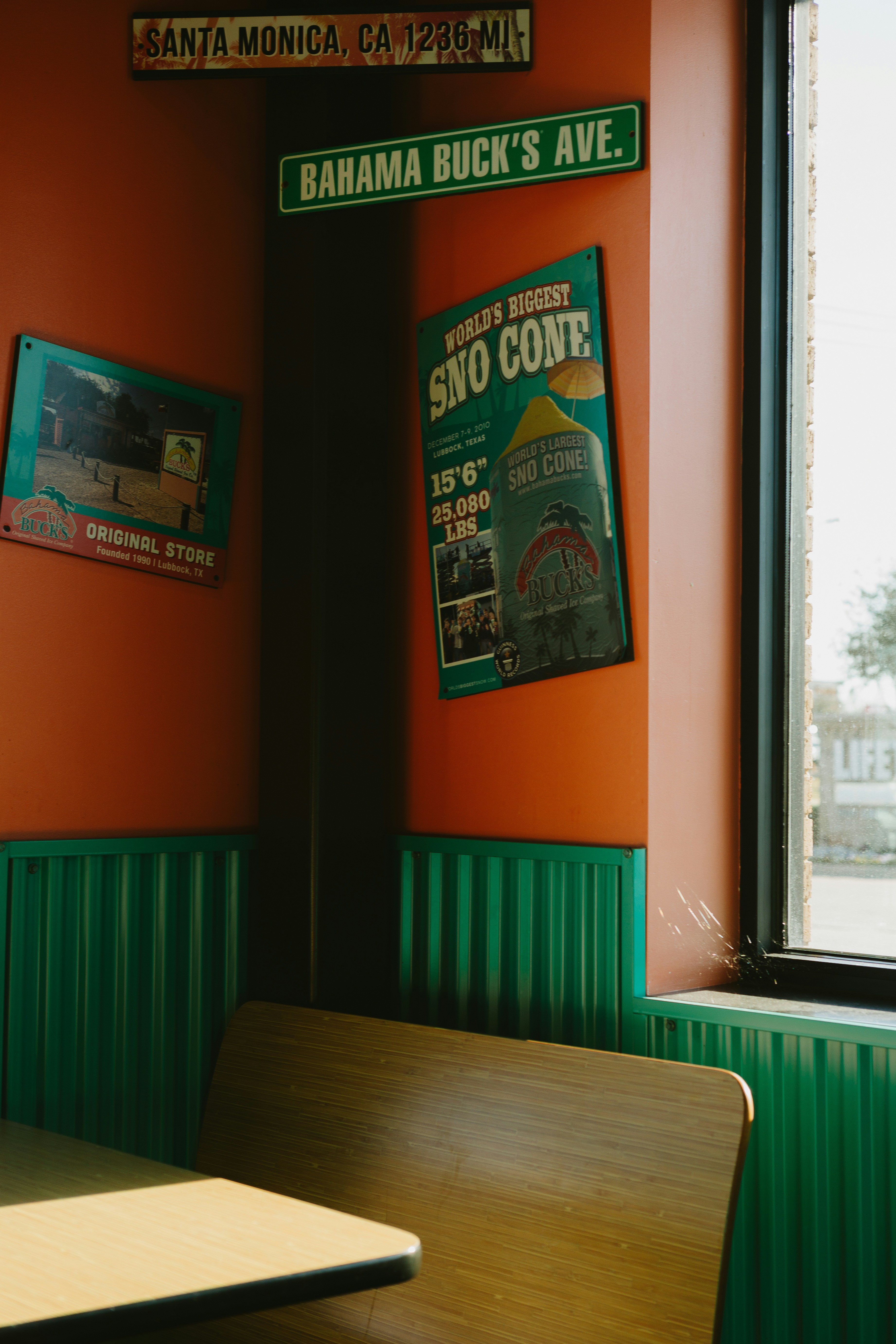 Cabina d'angolo con insegne vintage e una finestra