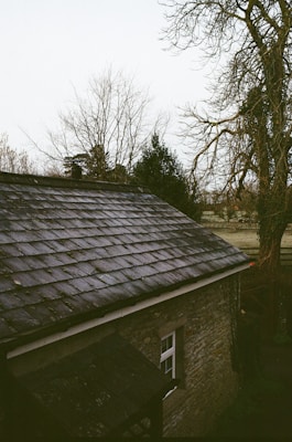 Toiture bretonne avec mousse à traiter