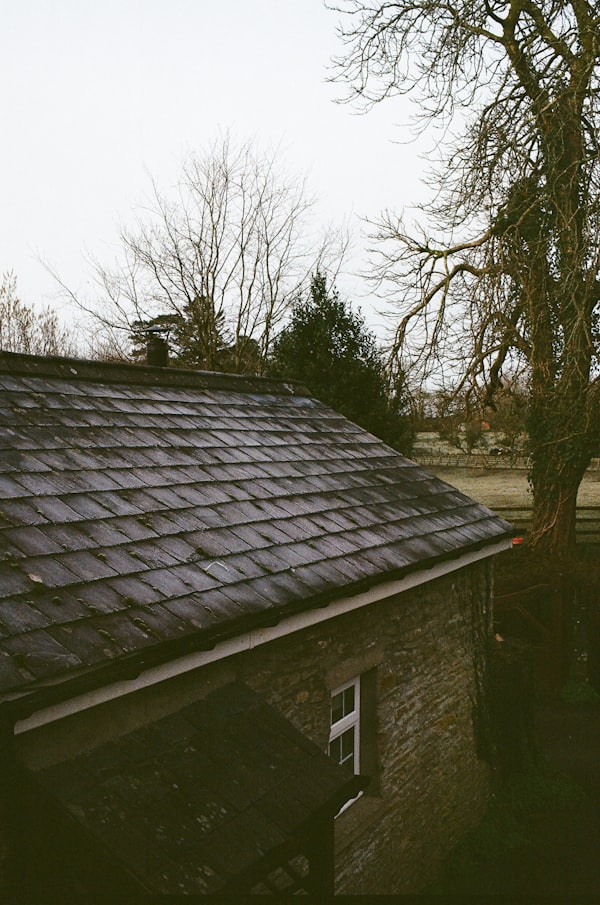 Toiture de maison en Bretagne inspectée par drone pour détecter les dégâts et infiltrations