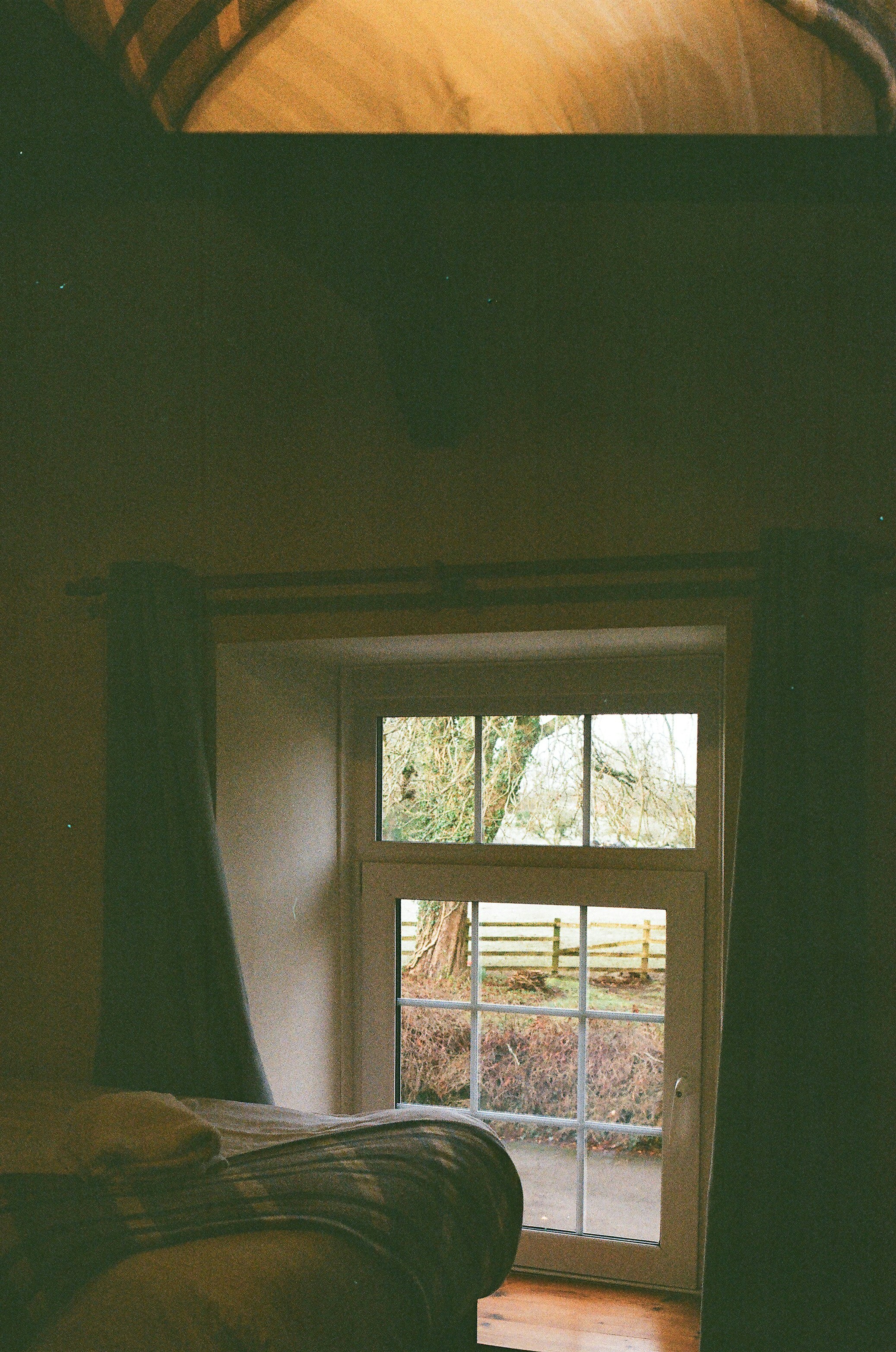 rustic farmhouse bedroom, wallpaper, Farmhouse Bedroom for Small Spaces 5