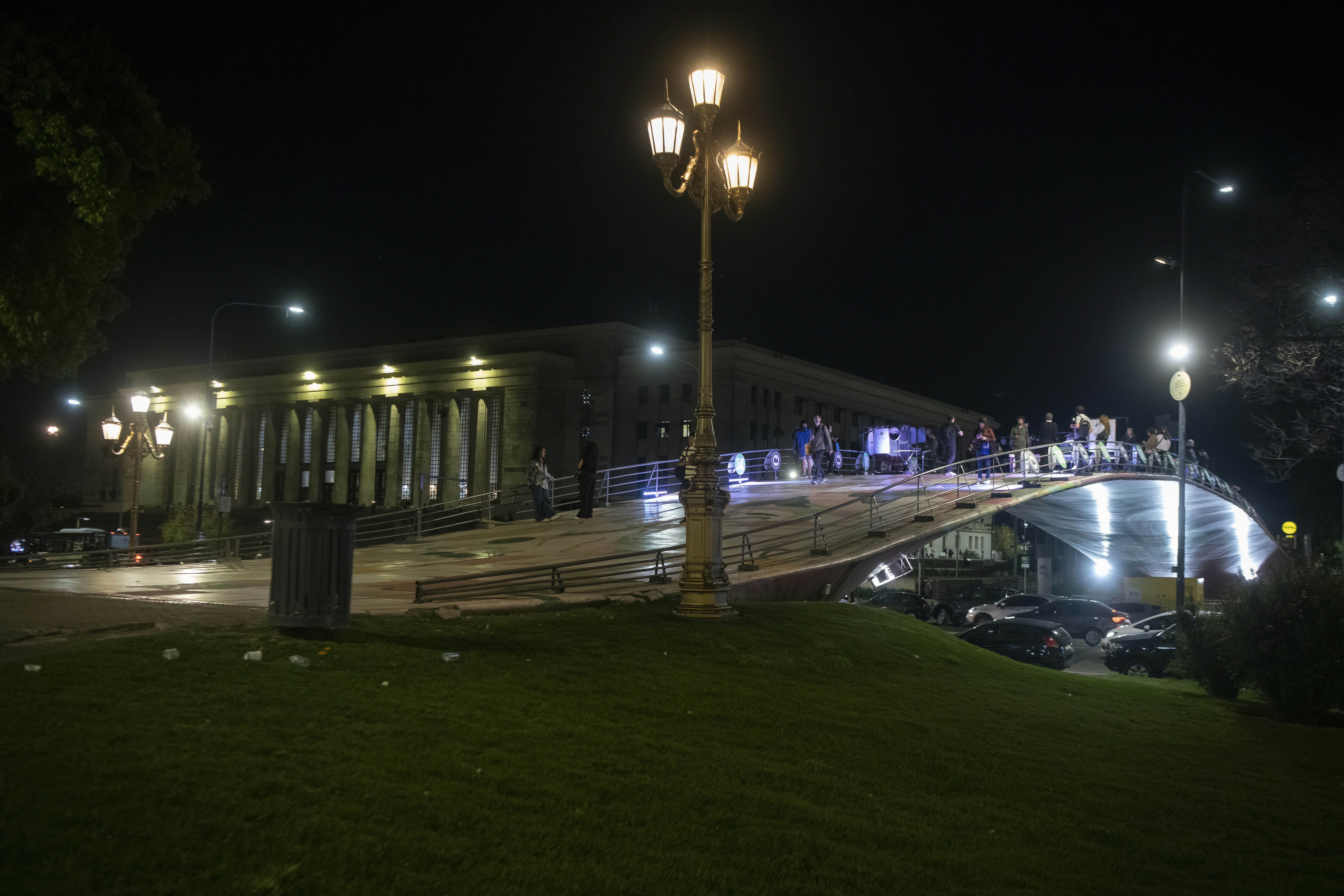 Estadio argentino iluminado para un partido nocturno