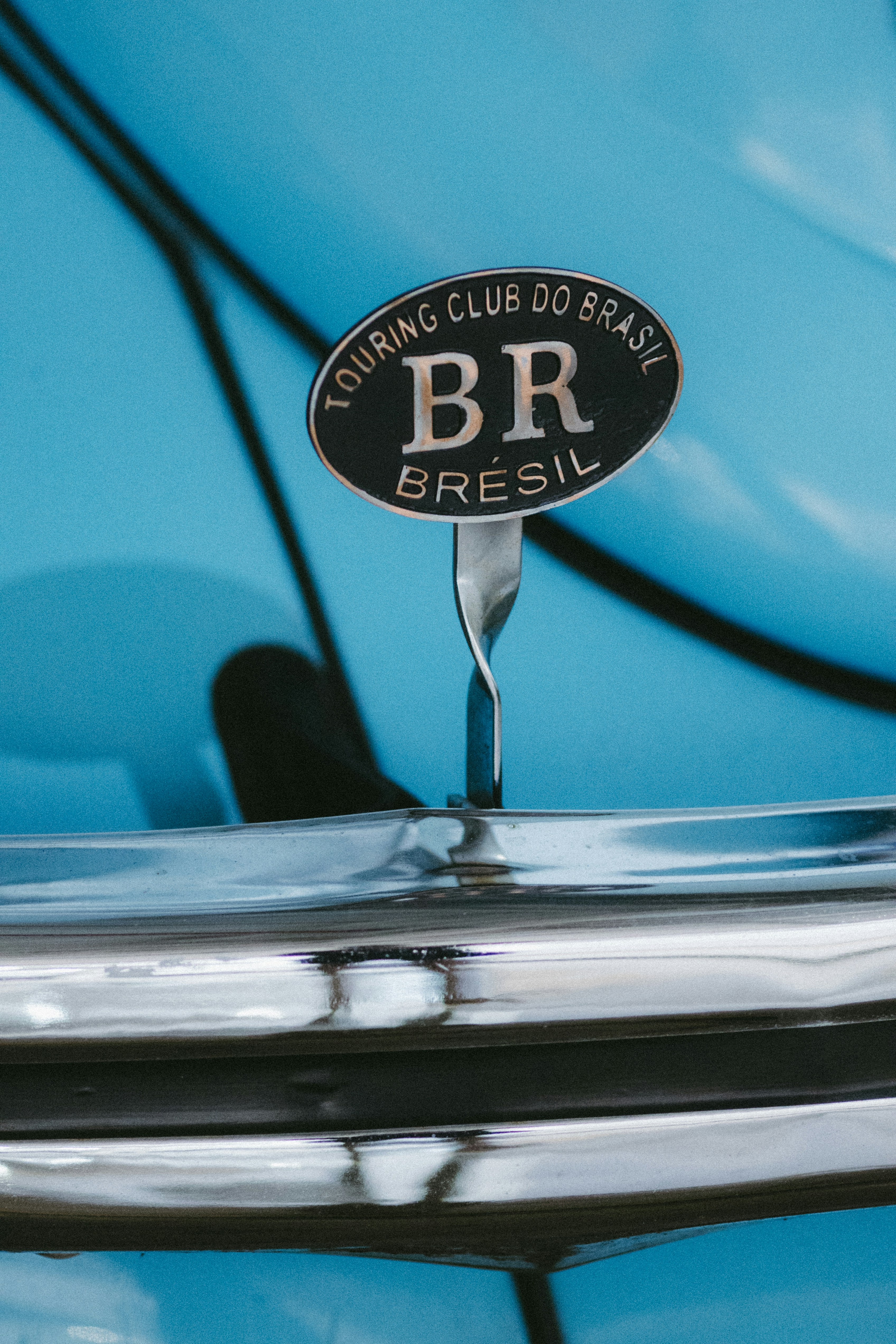 Emblem on a vintage blue car