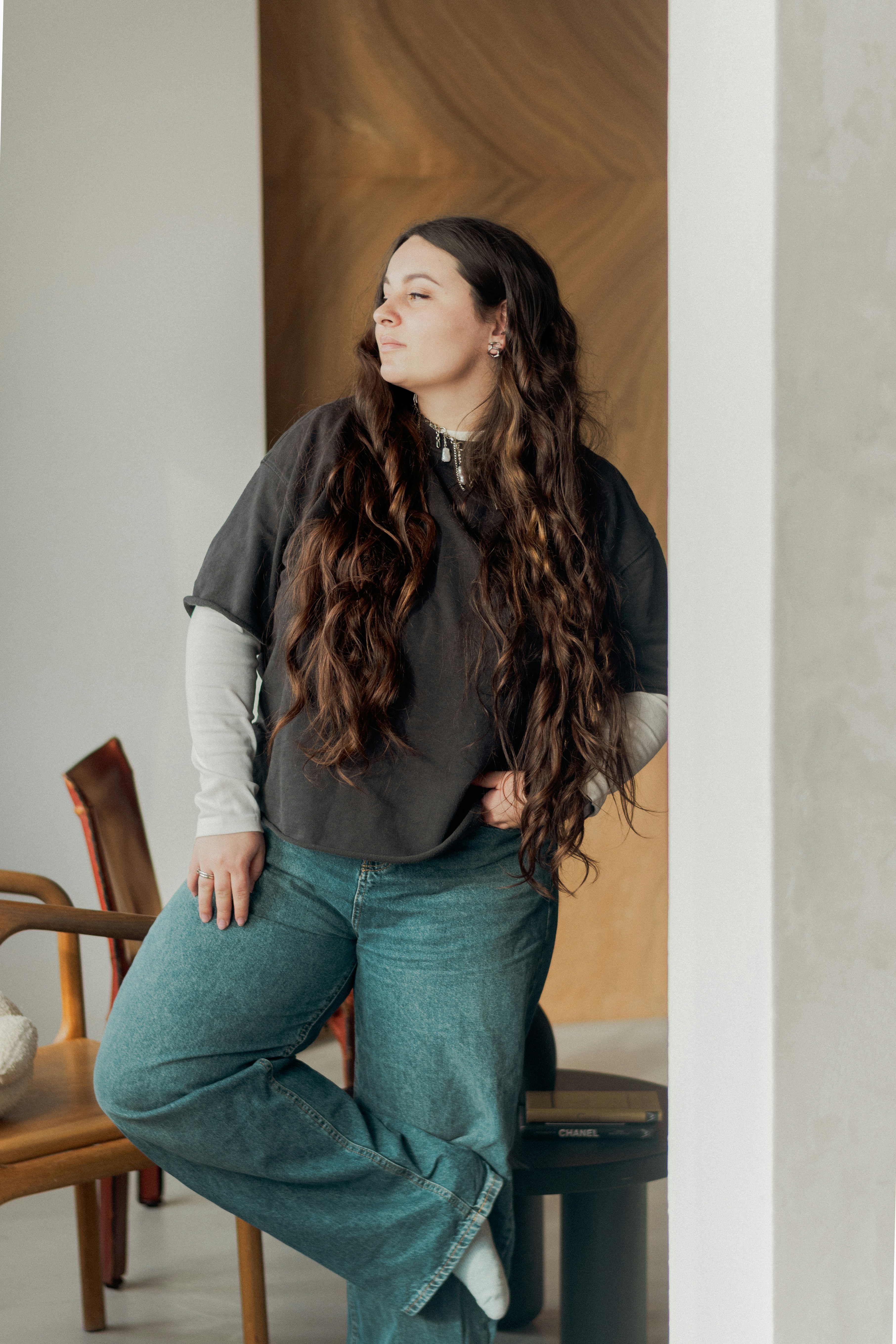 Una mujer de pelo largo y oscuro que llevaba vaqueros y camiseta.