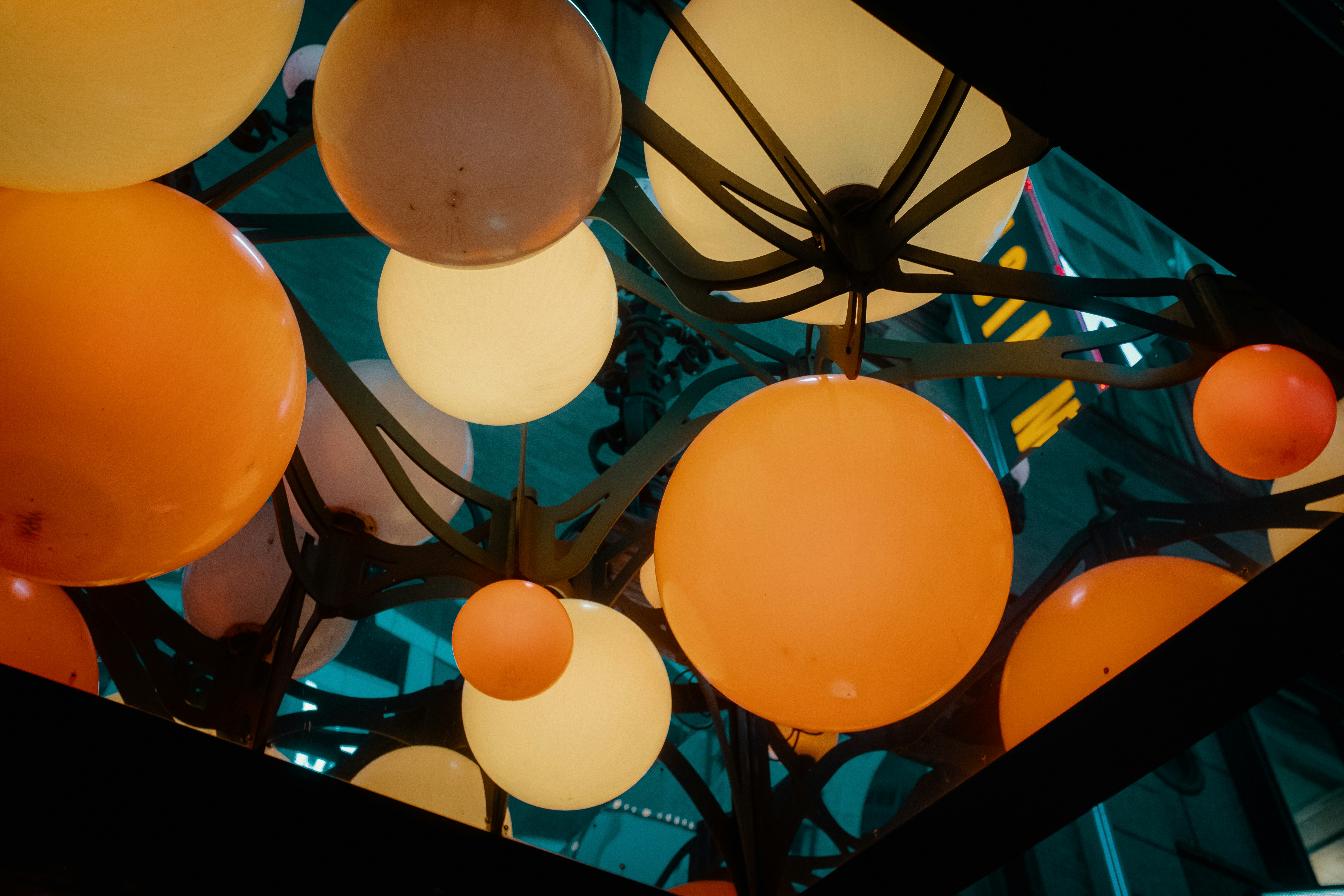 Mehrere runde, leuchtende Laternen hängen von der Decke.