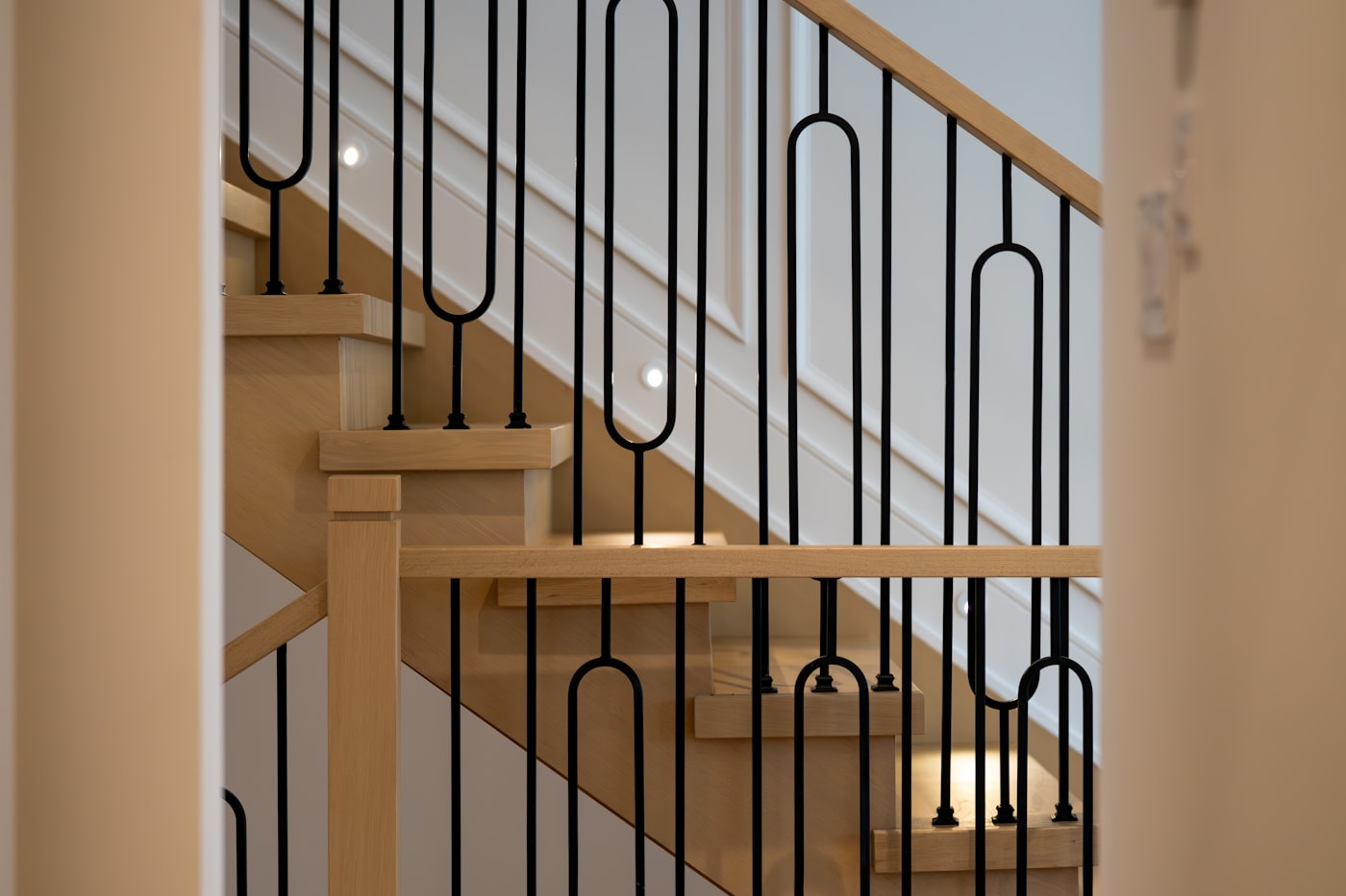 Moderne houten trap met zwarte leuning
