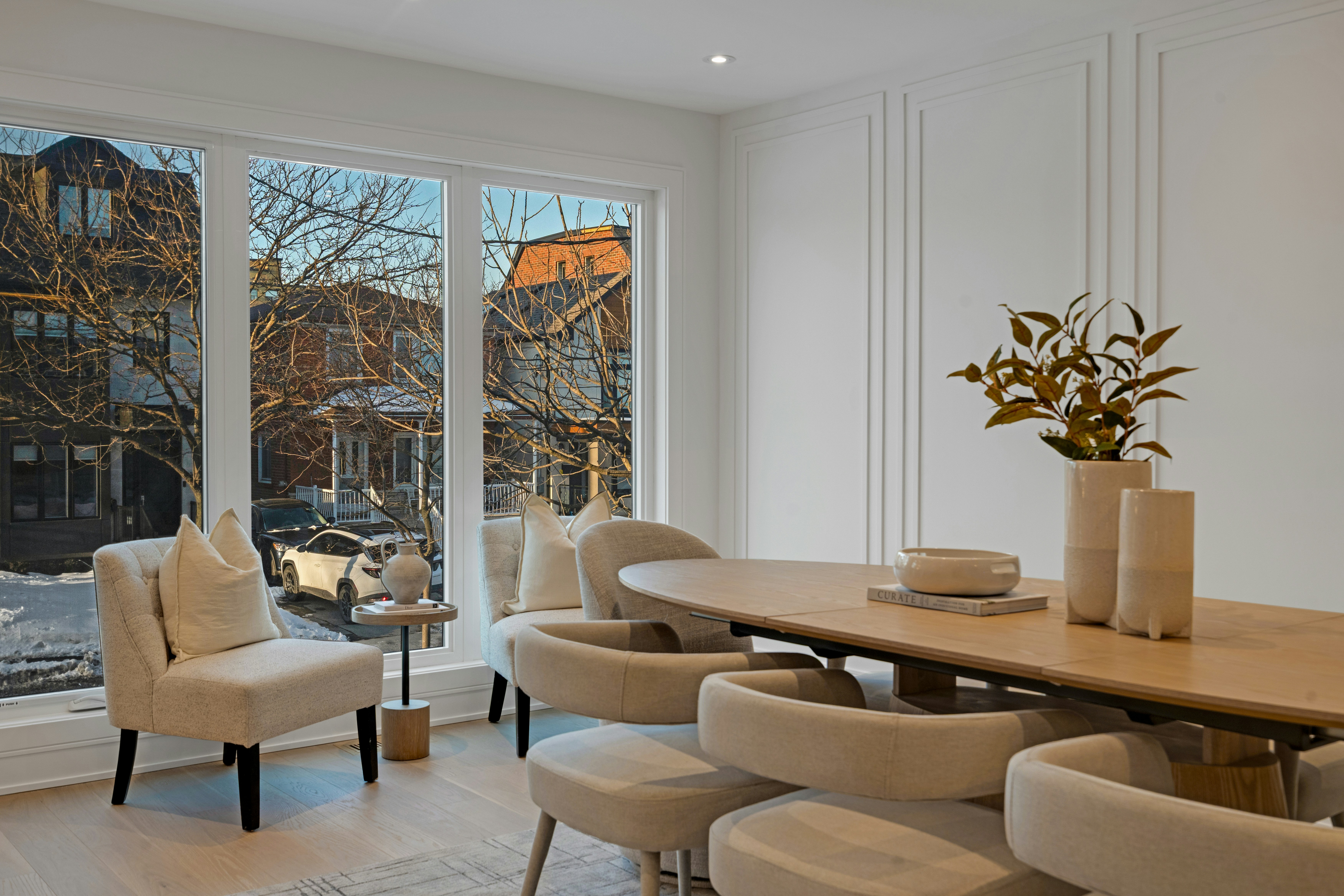 neutral dining room, wallpaper, Neutral Dining Room Decor: Stylish & Relaxing Ideas 6